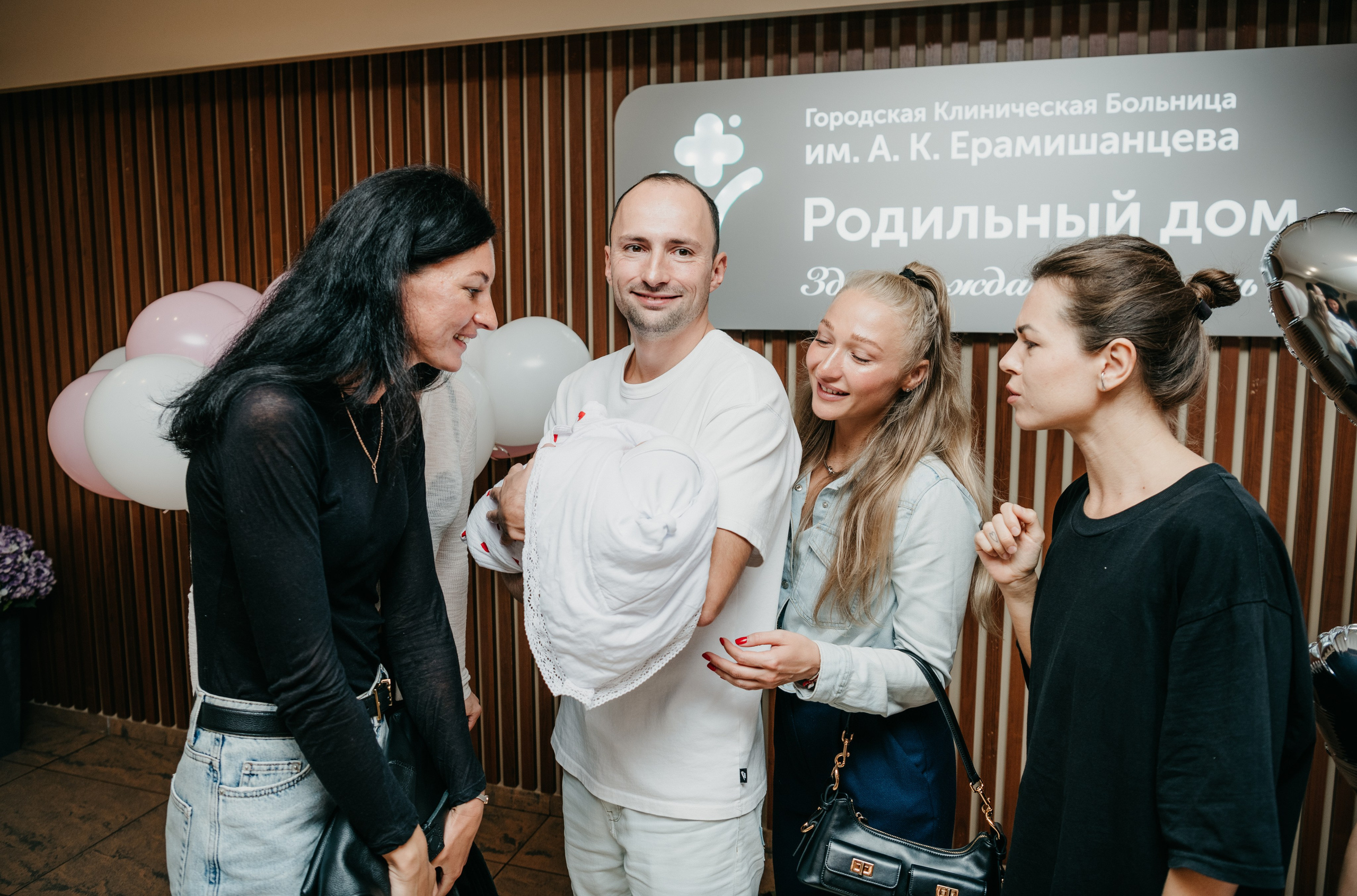 Выписка Софии в ГКБ Ерамишанцева. Фотограф на выписку из роддома в Москве и МО