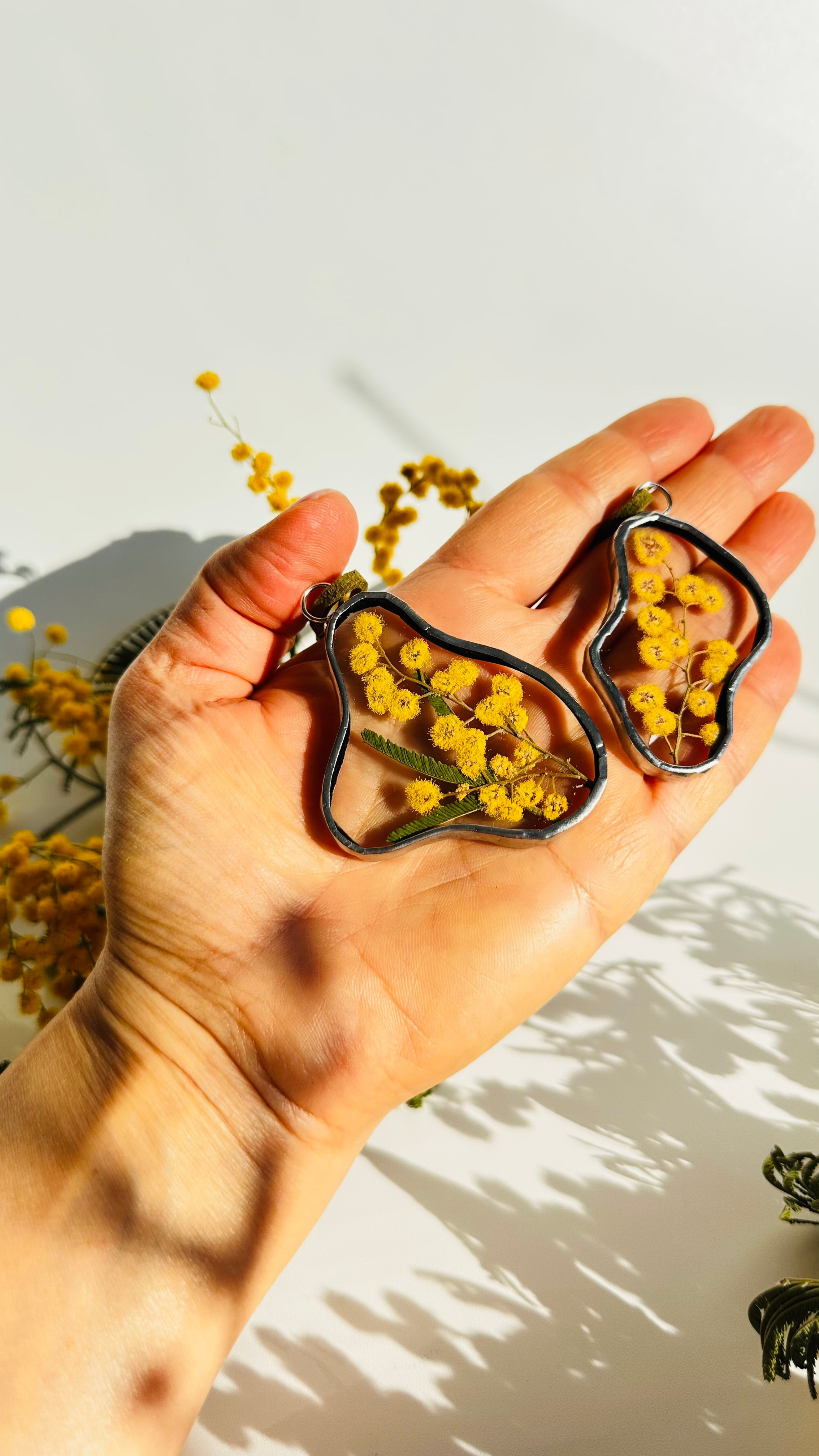 Декор для интерьера (комплект украшений для дома) подвески-игрушки с мимозой в технике тиффани. Гербарий в стекле, интерьерные панно, витражи с сухоцветами в технике тиффани