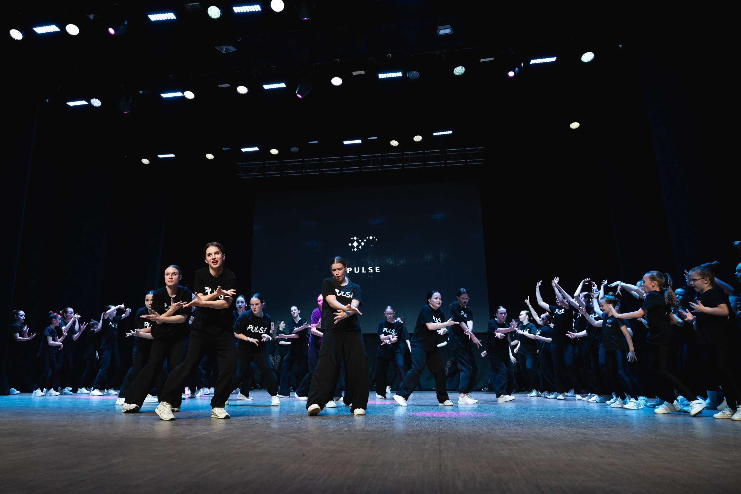 Отчётный концерт танцевально-спортивного клуба «PULSE». Портретный и репортажный фотограф в Воронеже: Анастасия Пузикова