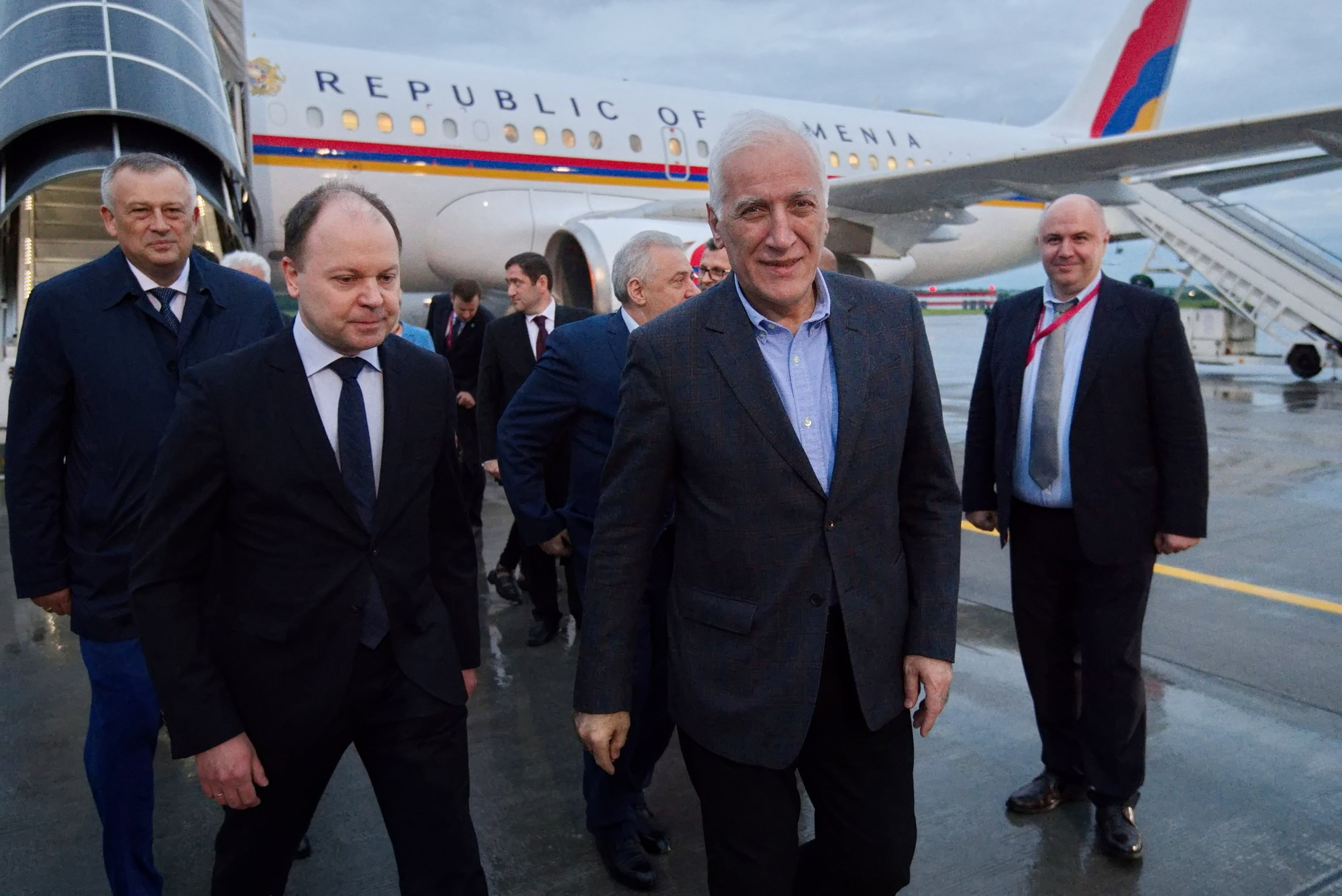 Президент Армении Ваагн Хачатурян в аэропорту Пулково, Санкт-Петербург, 15 июня 2022 года.