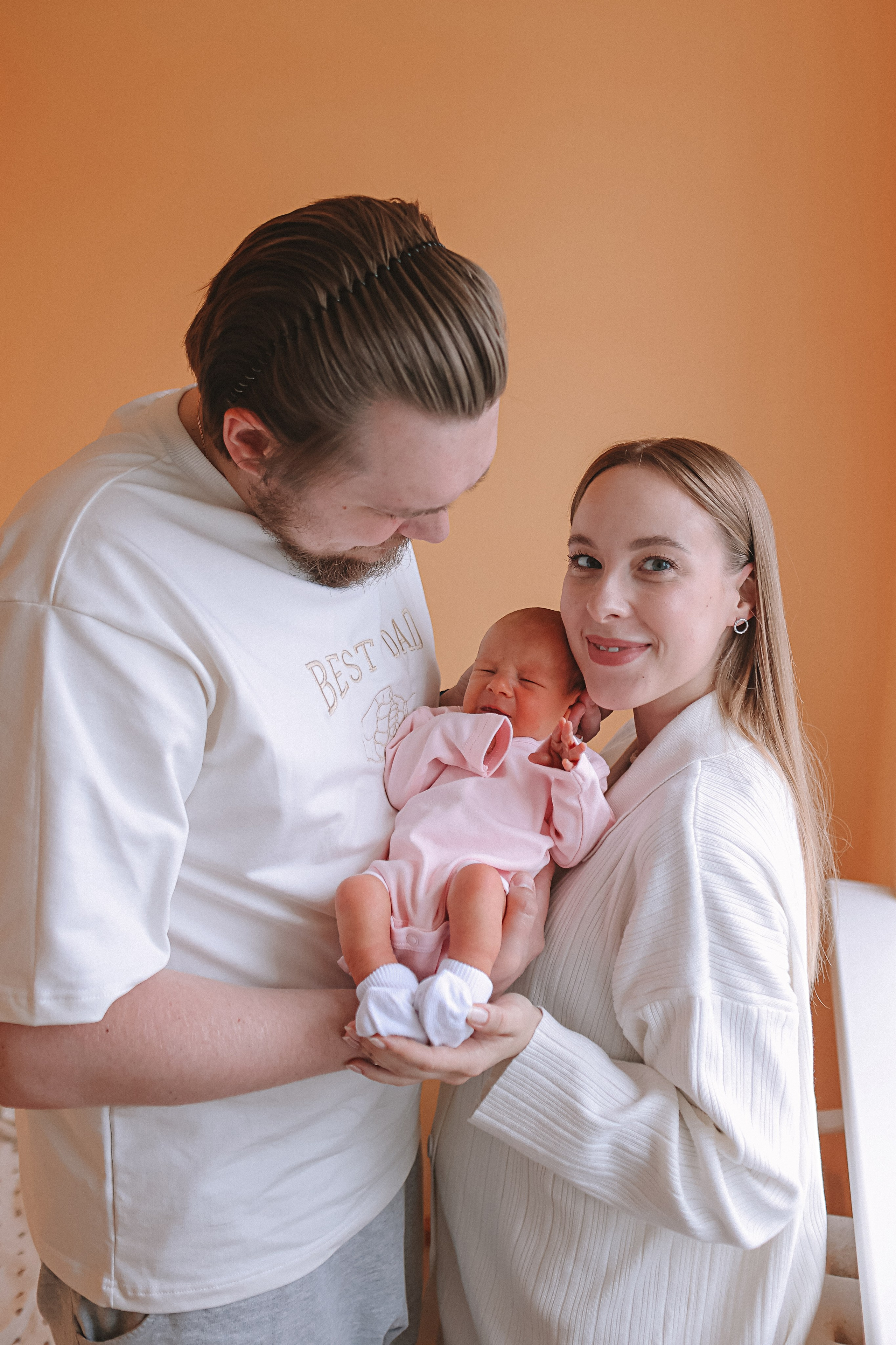 Выписка палата+внизу ПЦЭ. Семейный фотограф Тюмень, фотограф на роды Салмина Мария