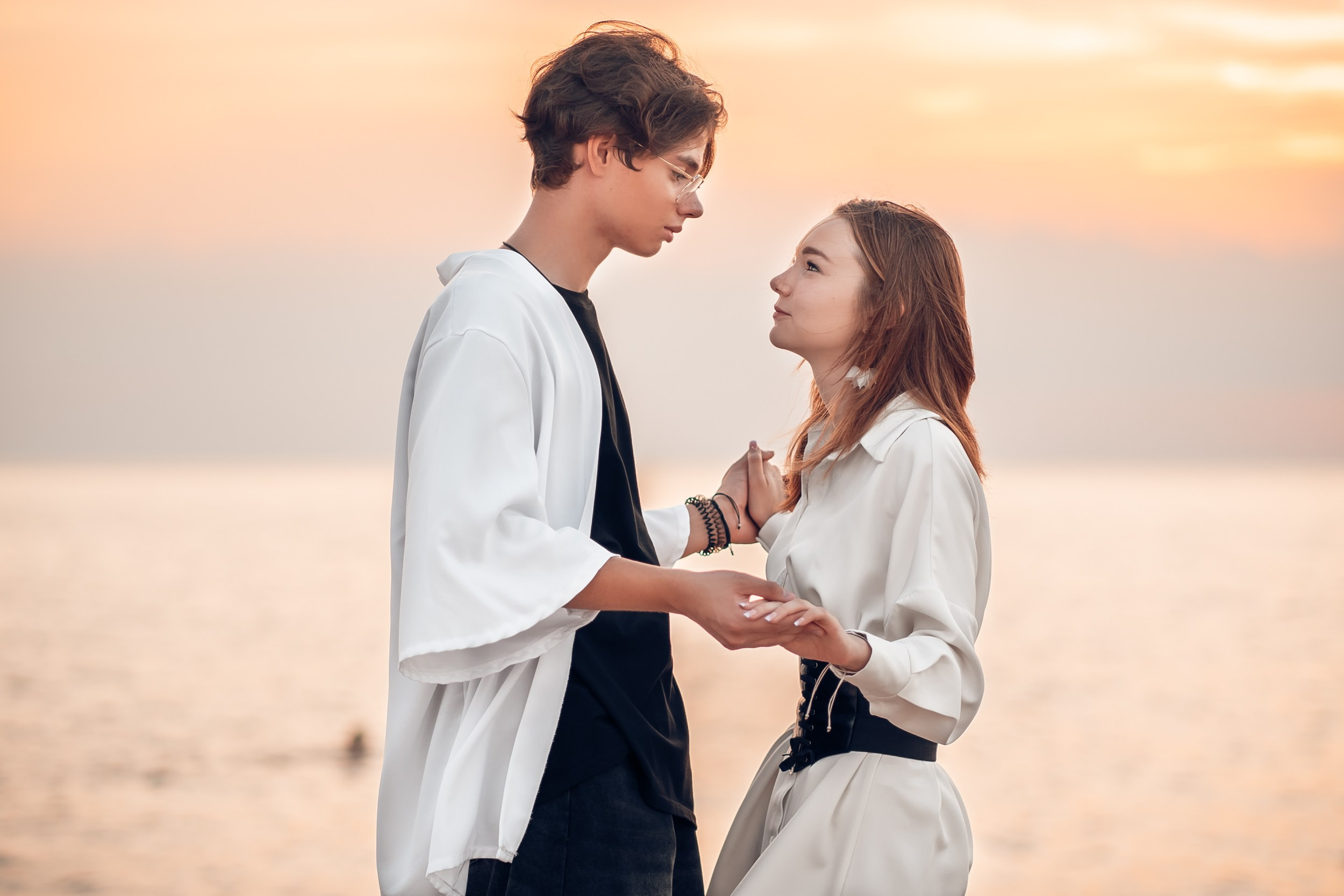 Романтическая фотоистория на закате пляжа Аквамарин. Церковный фотограф Севастополь