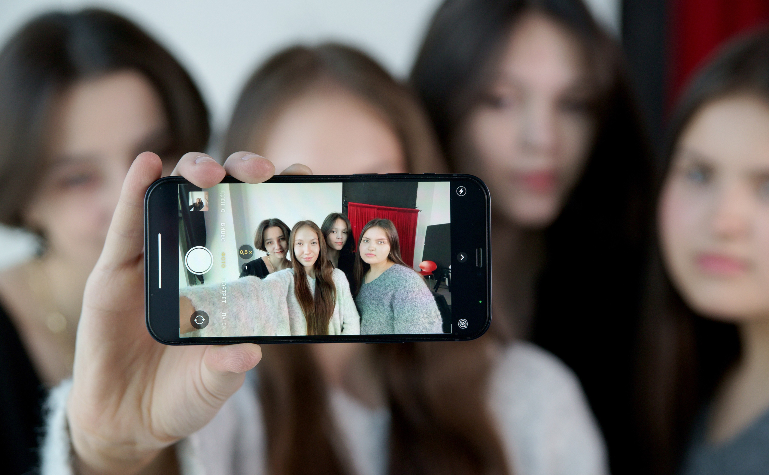 Фотосессия в студии выпускников 9 11 классов в Иркутске