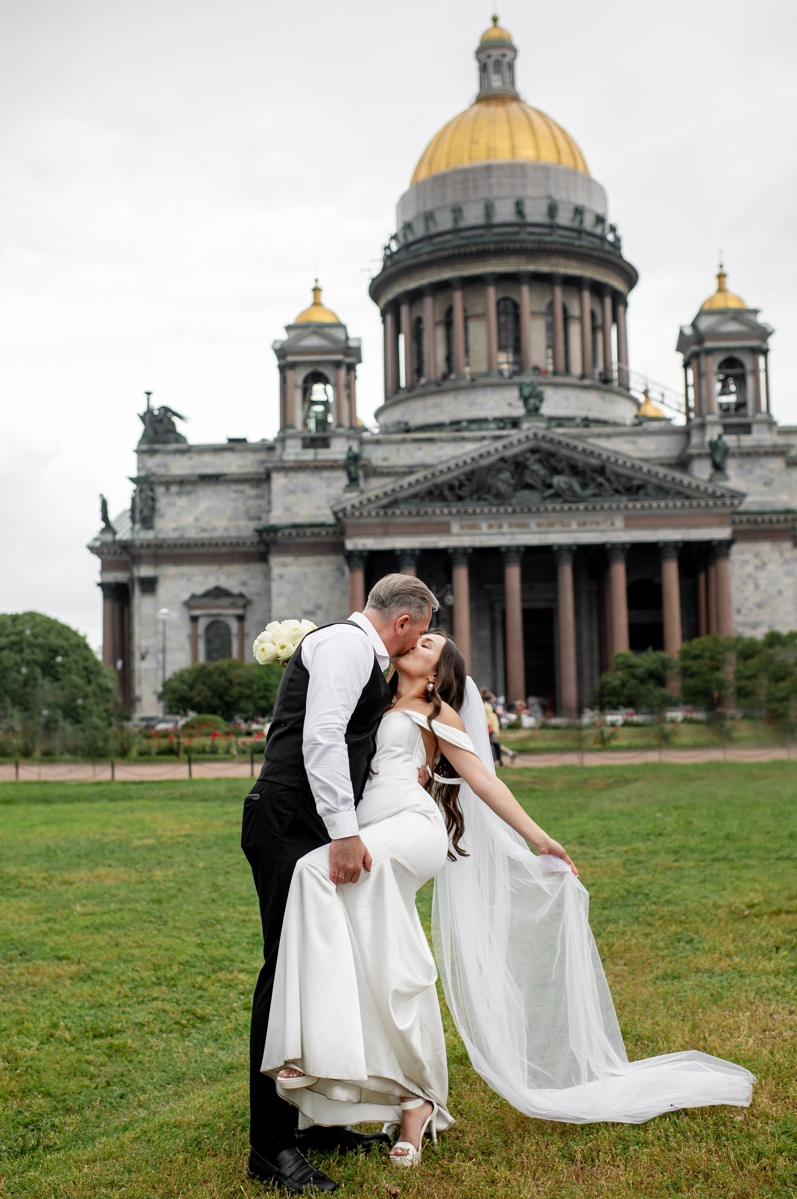 Классическая свадебная фотосессия Аины и Антона по самым красивым местам для свадебной прогулки в Санкт-Петербурге. Портретный, семейный и свадебный фотограф в Санкт-Петербурге и в Пушкине Ширяев Денис