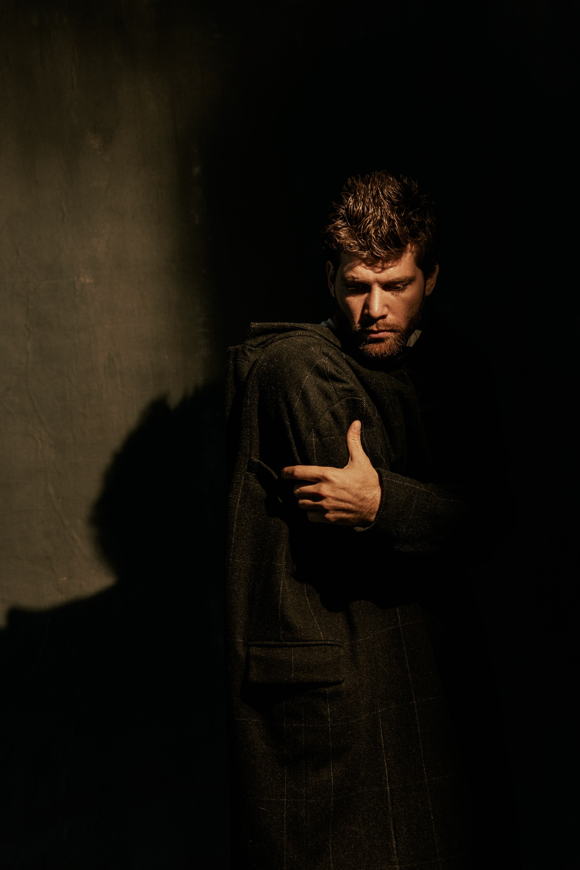 Мужской студийный портрет, классический стиль, авторская схема студийного света, профессиональная фотосъемка студийного мужского портрета, мужской портрет с драматичным освещением, художественная студийная съемка, творческий студийный мужской портрет, кинематографичный мужской портрет в студии, ролевое актерское портфолио.