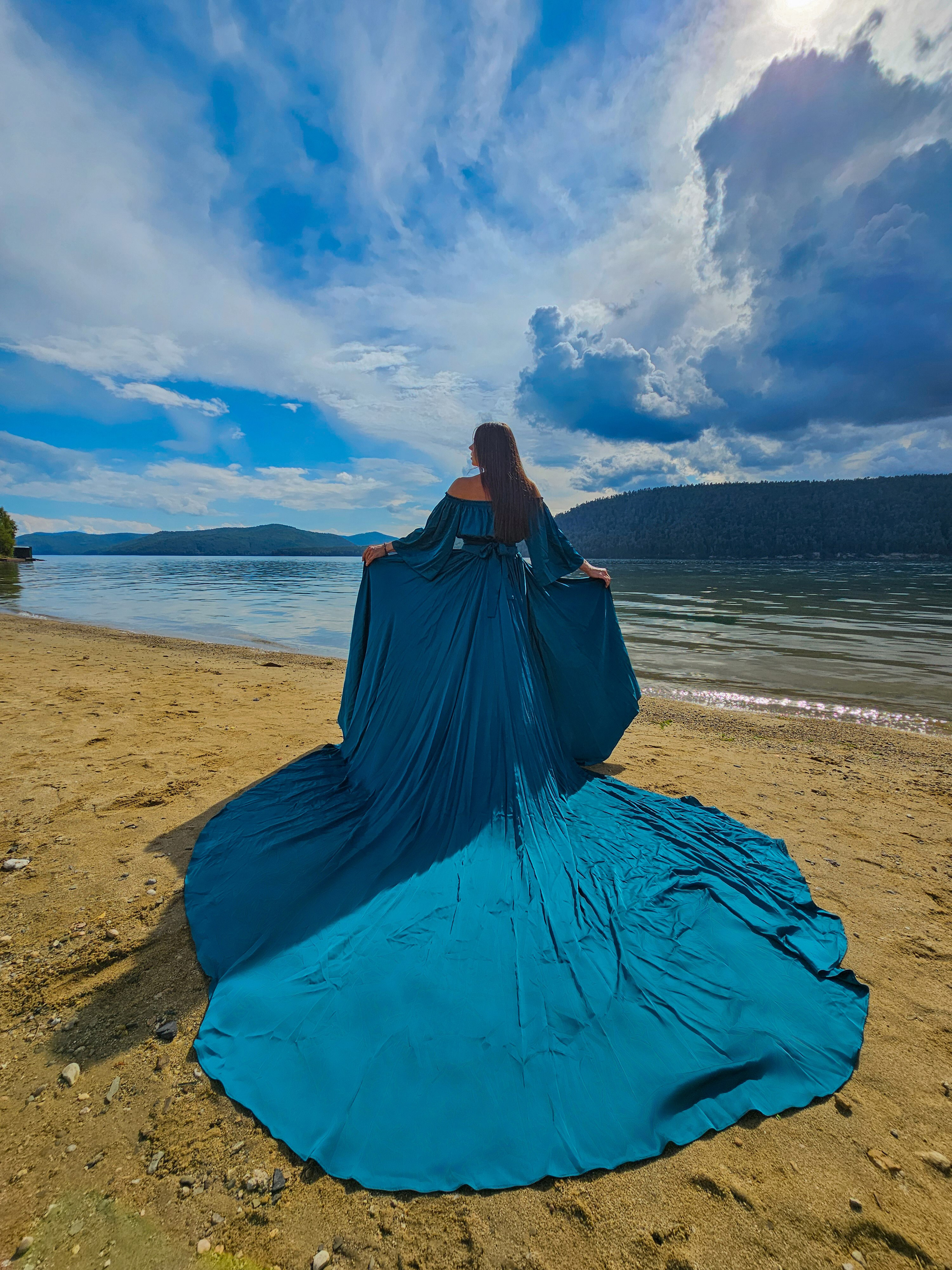 Воздушное платье с летящим шлейфом в аренду на Байкал для фотосессии