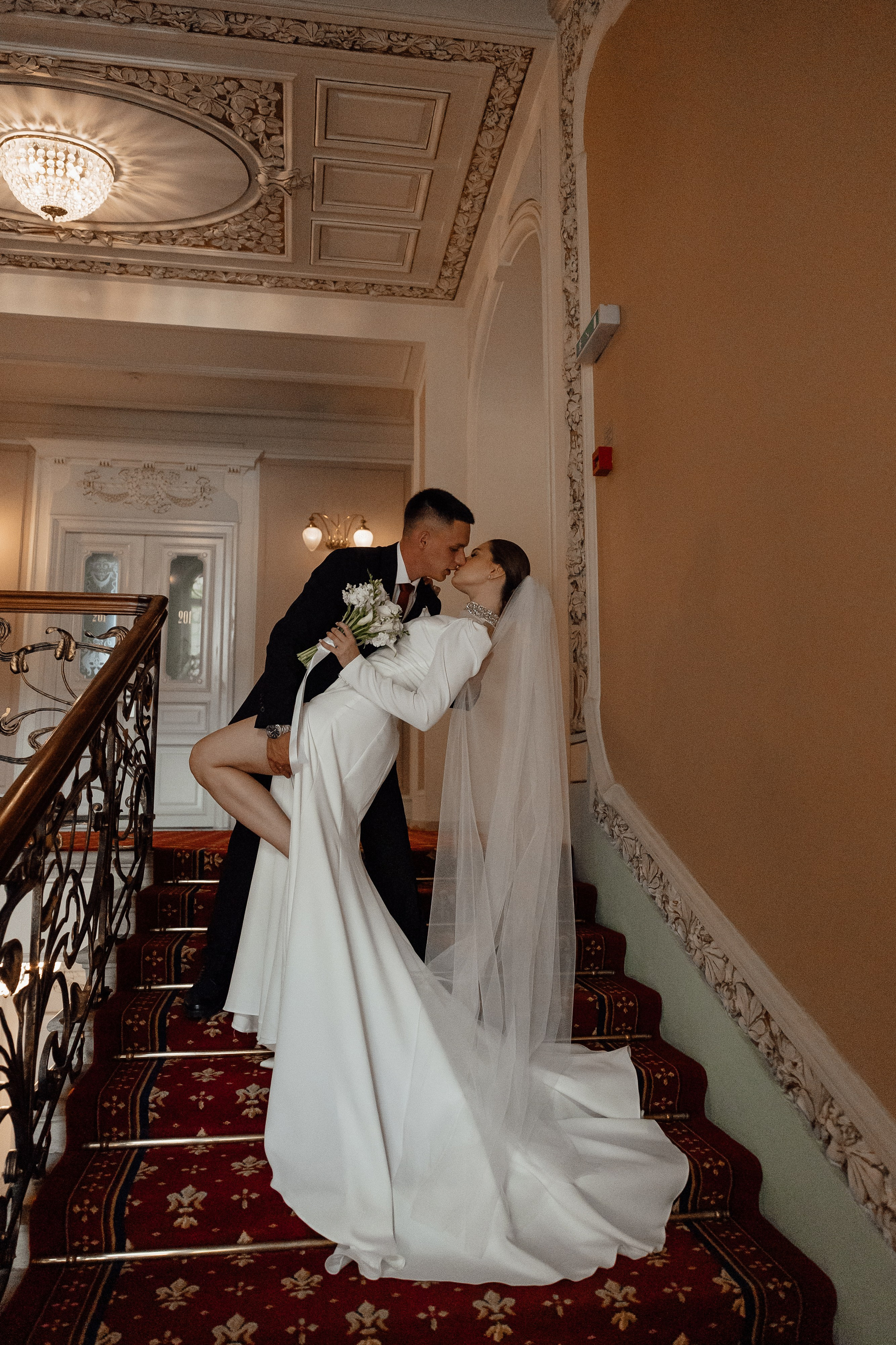свадебная фотосессия на лестнице в отеле националь