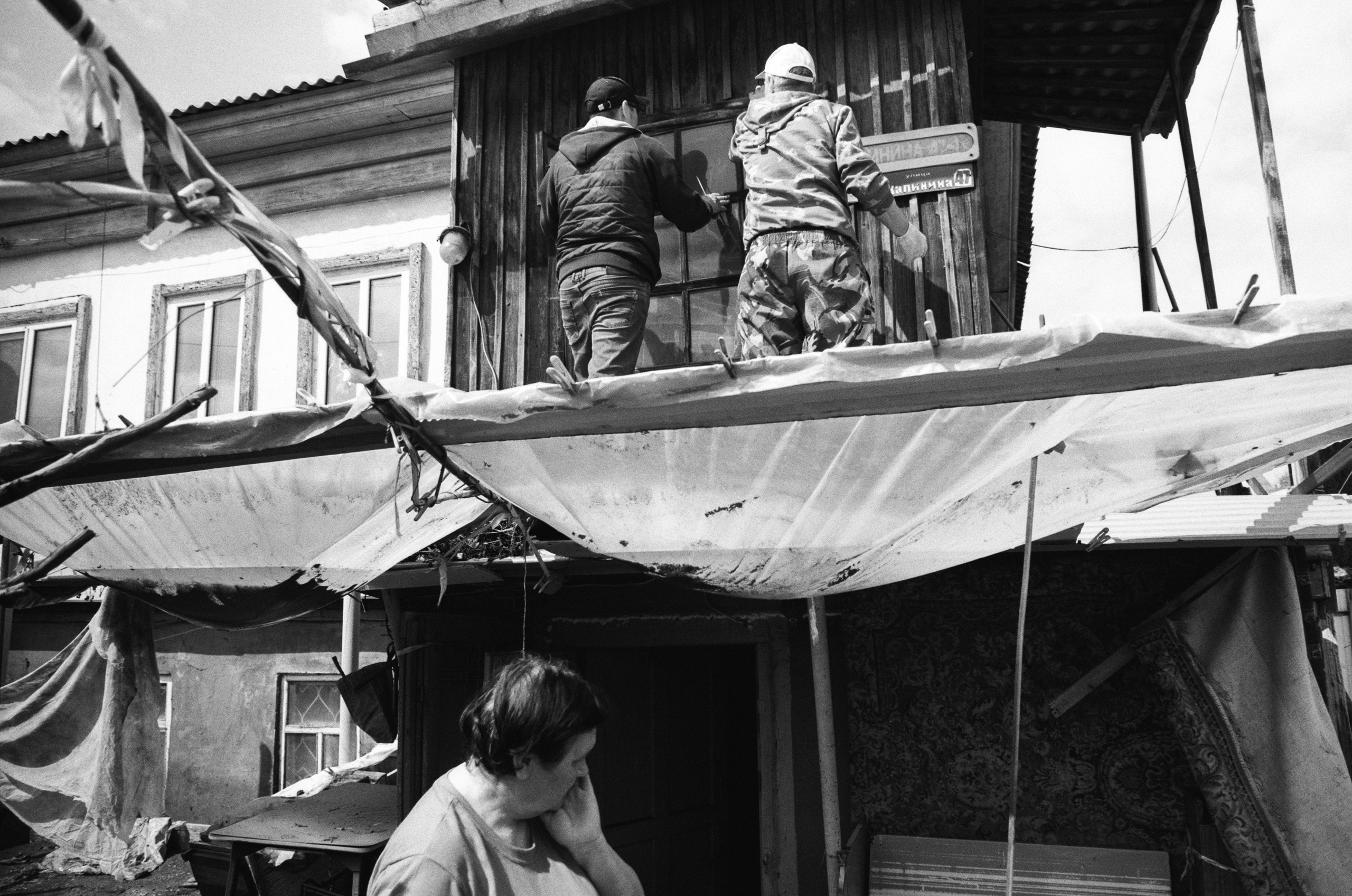 Отец и сын взламывают окно, чтобы попасть в дом, дверь которого размокла и не открывается | 15.04.2024 / г. Орск