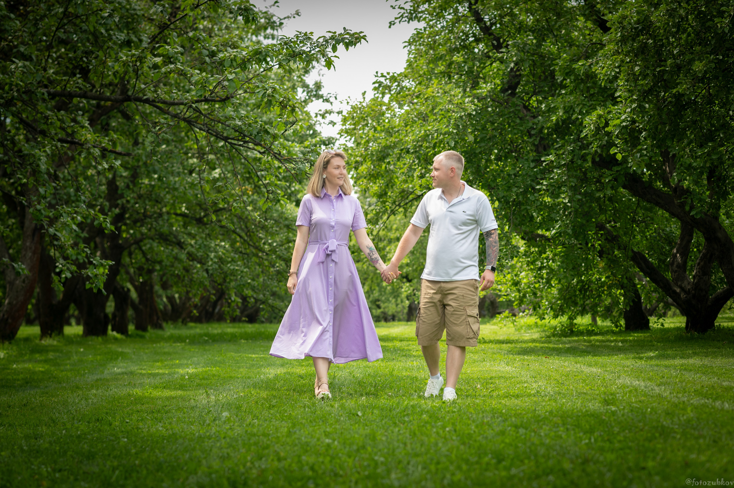 Влюбленные гуляют в парке коломенское