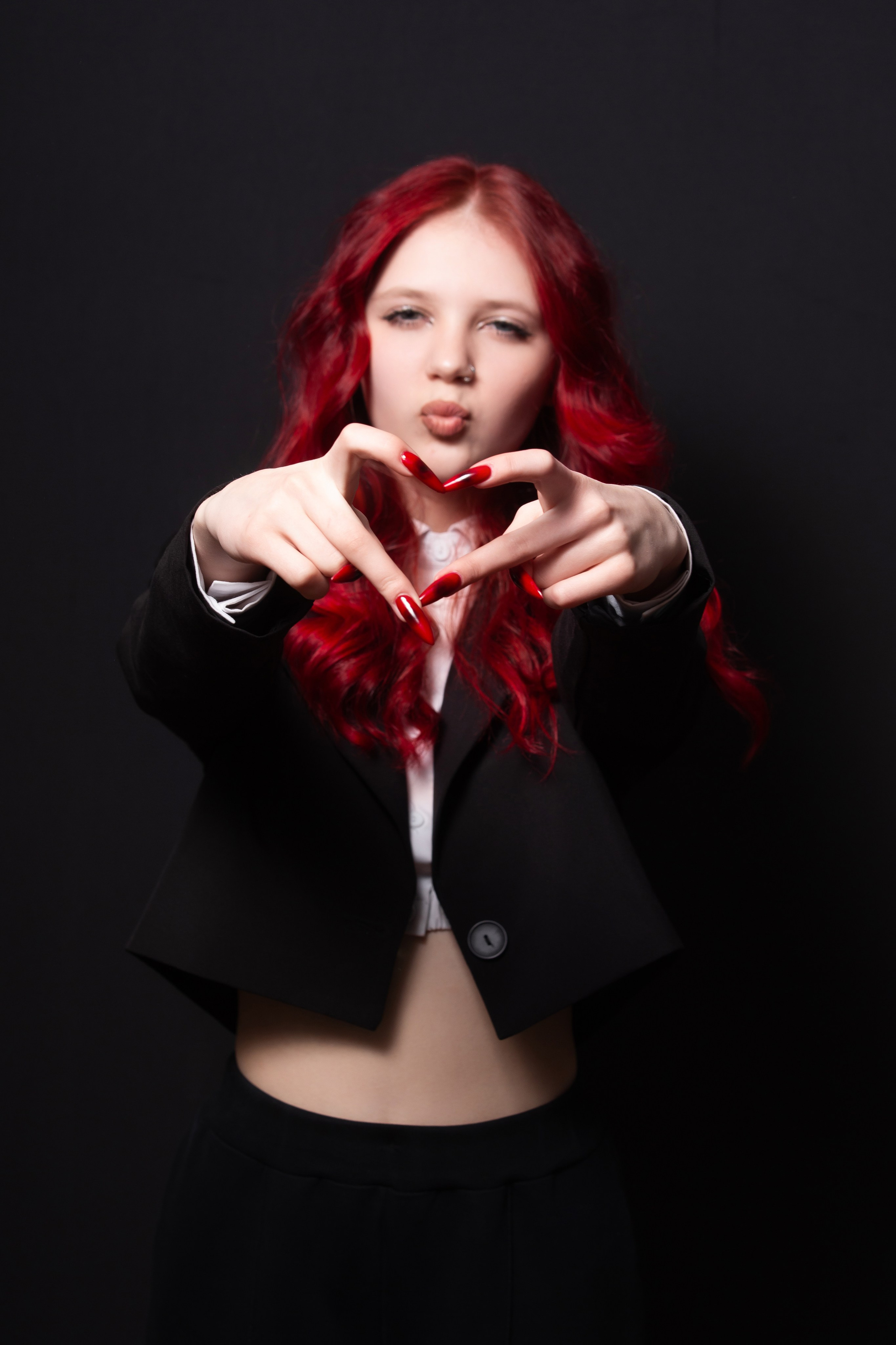 Портретная фотосессия для учеников 9 класса на чёрном фоне | Школьный фотограф Николай Богатырёв | Твой альбом / Твои правила. ТВОЙ АЛЬБОМ / ТВОИ ПРАВИЛА