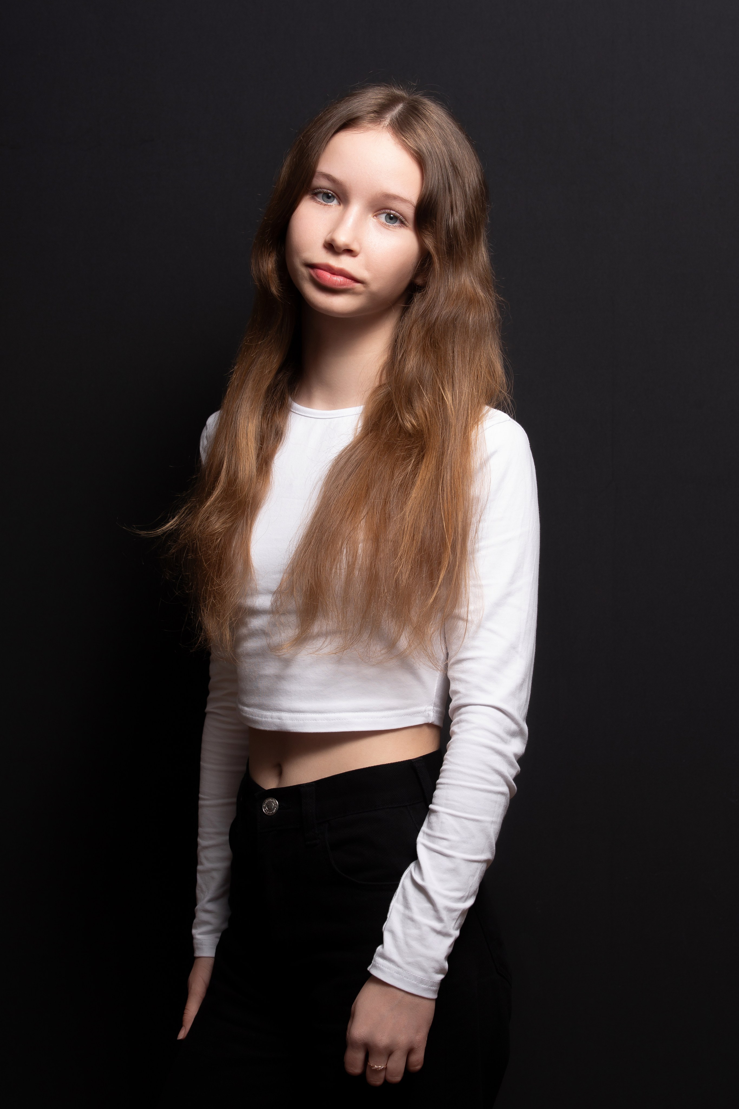 Портретная фотосессия для учеников 9 класса на чёрном фоне | Школьный фотограф Николай Богатырёв | Твой альбом / Твои правила. ТВОЙ АЛЬБОМ / ТВОИ ПРАВИЛА