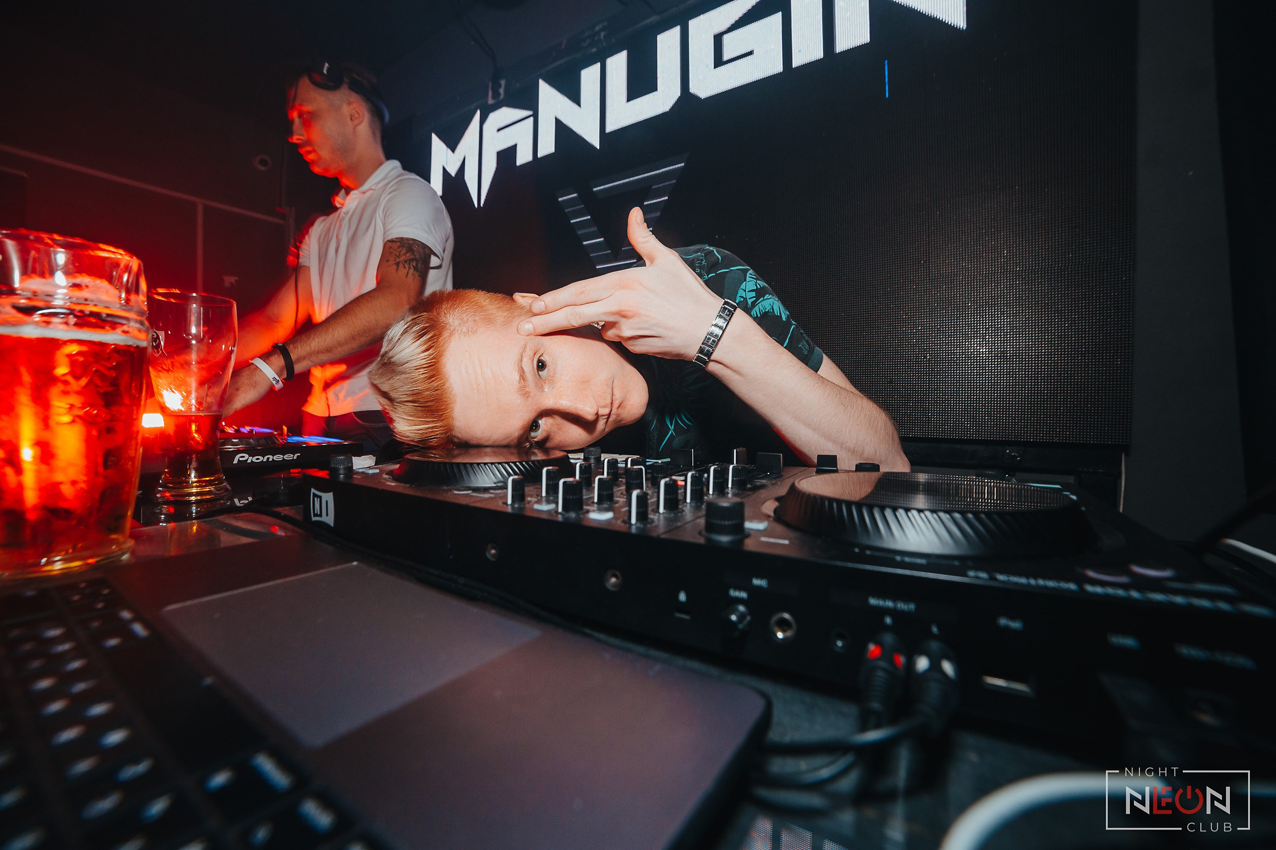 Ночной клуб НЕОН | Фотоотчеты NEON Барнаул. Репортажный (Event) фотограф в Барнауле | Даниил Маркин | Качество и вайб