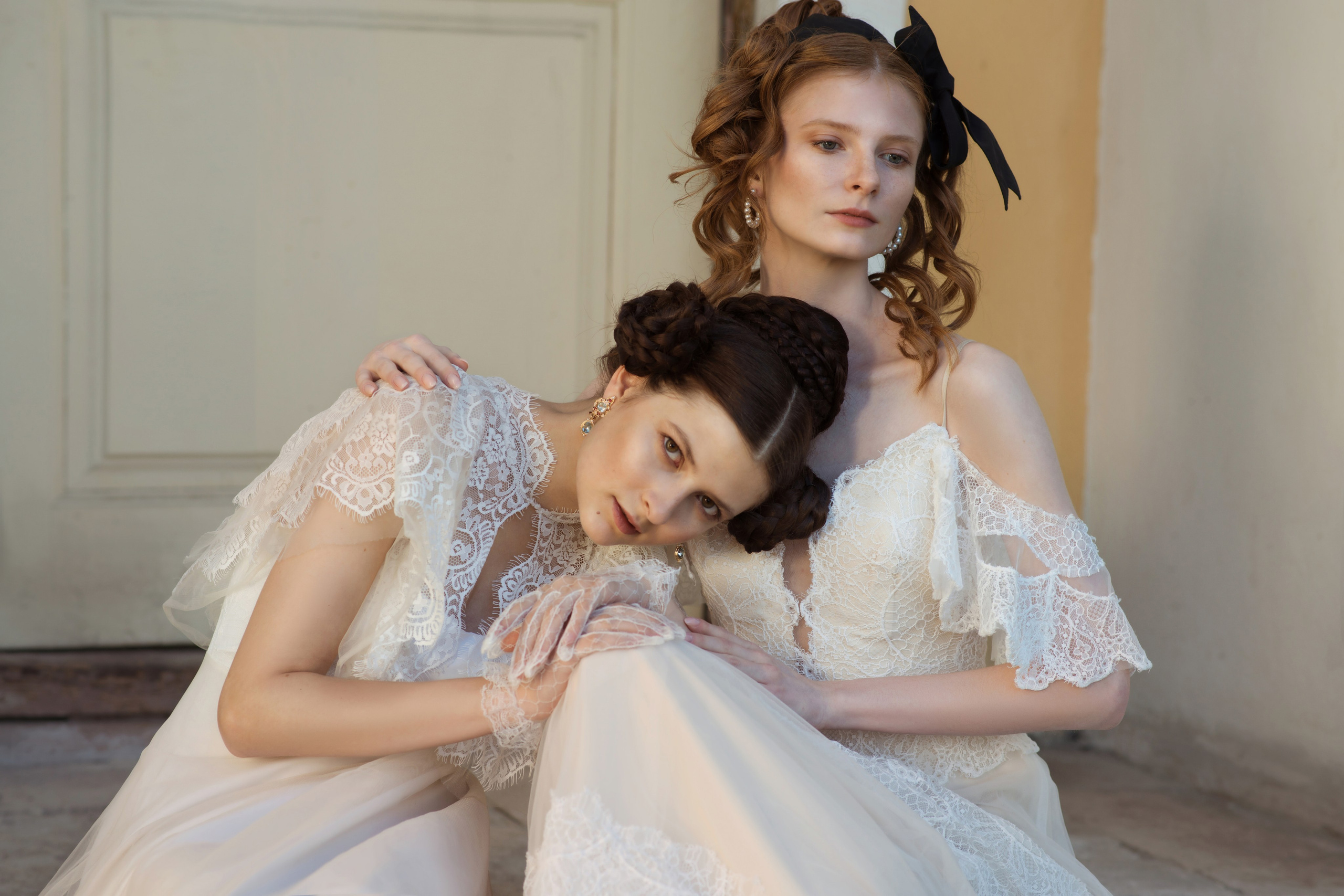 Фотосессия сестер в ретро платьях на ступенях особняка