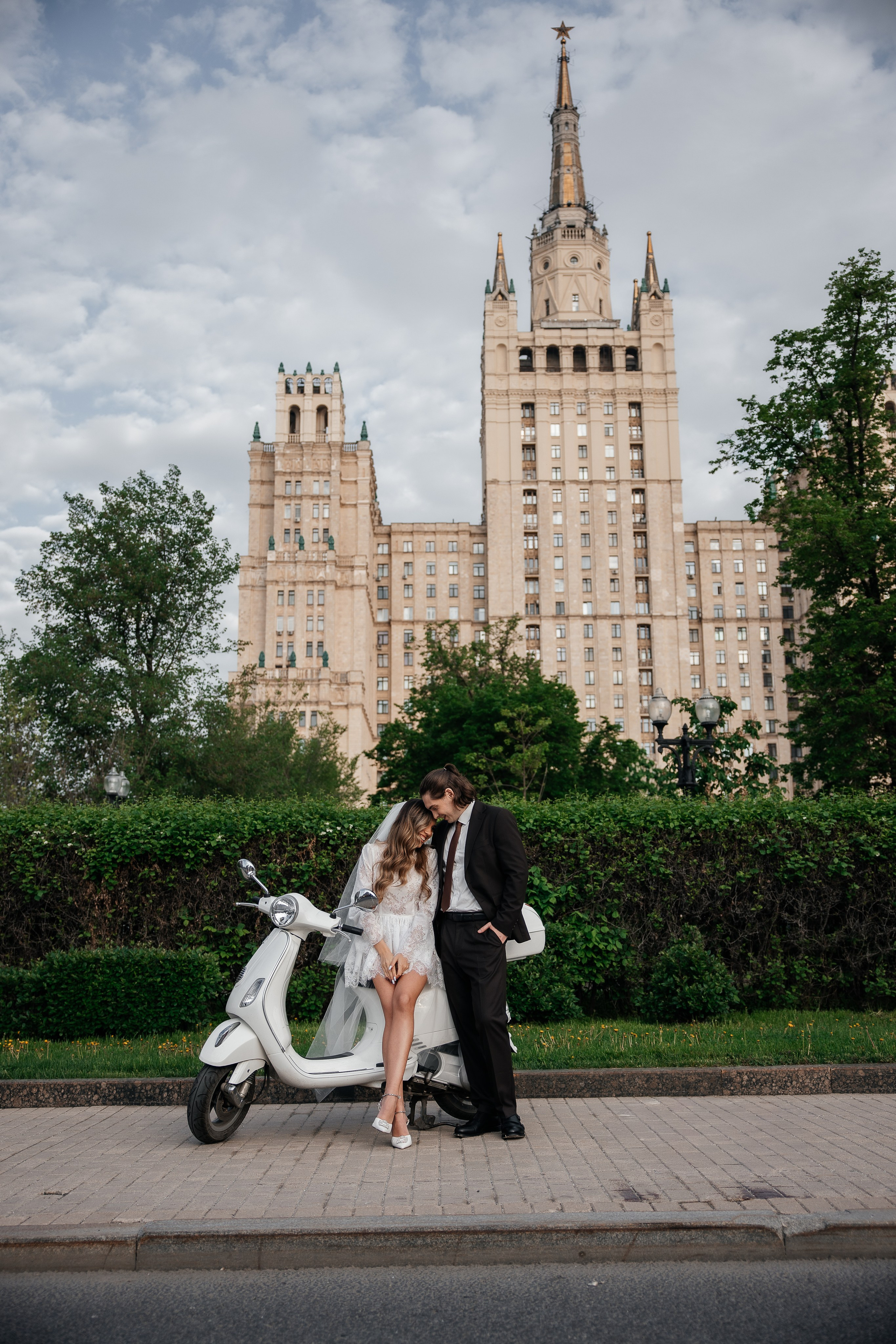 Свадебная прогулка у высотки на Кудринской площади. Свадебный и семейный фотограф в Москве Красинская Мария