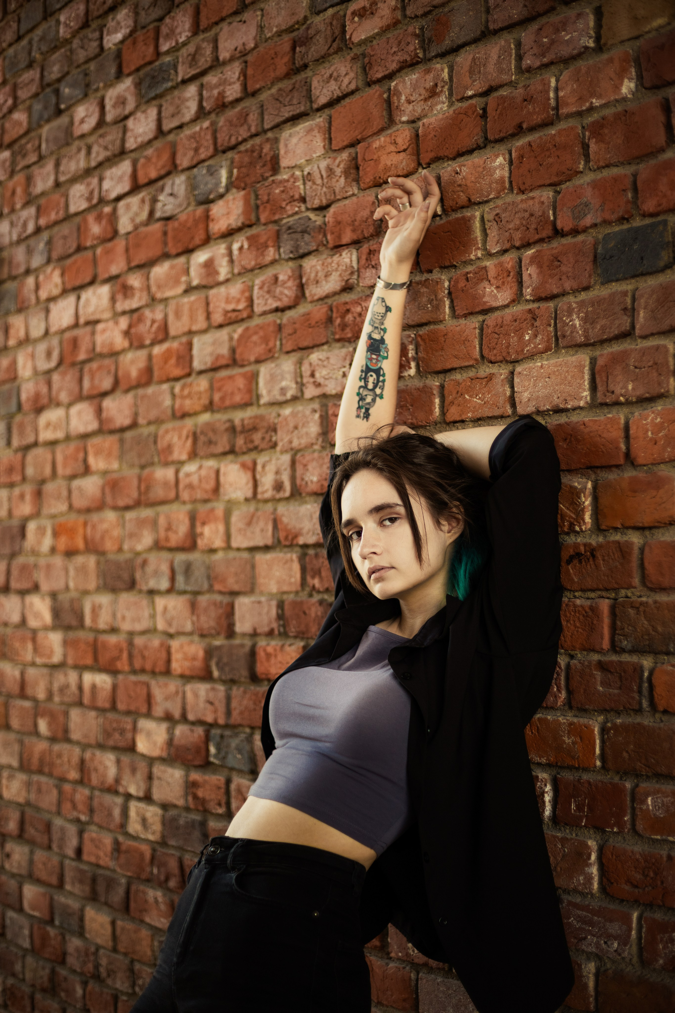 Фотограф Михаил Панагушин - девушка на фоне кирпичей.