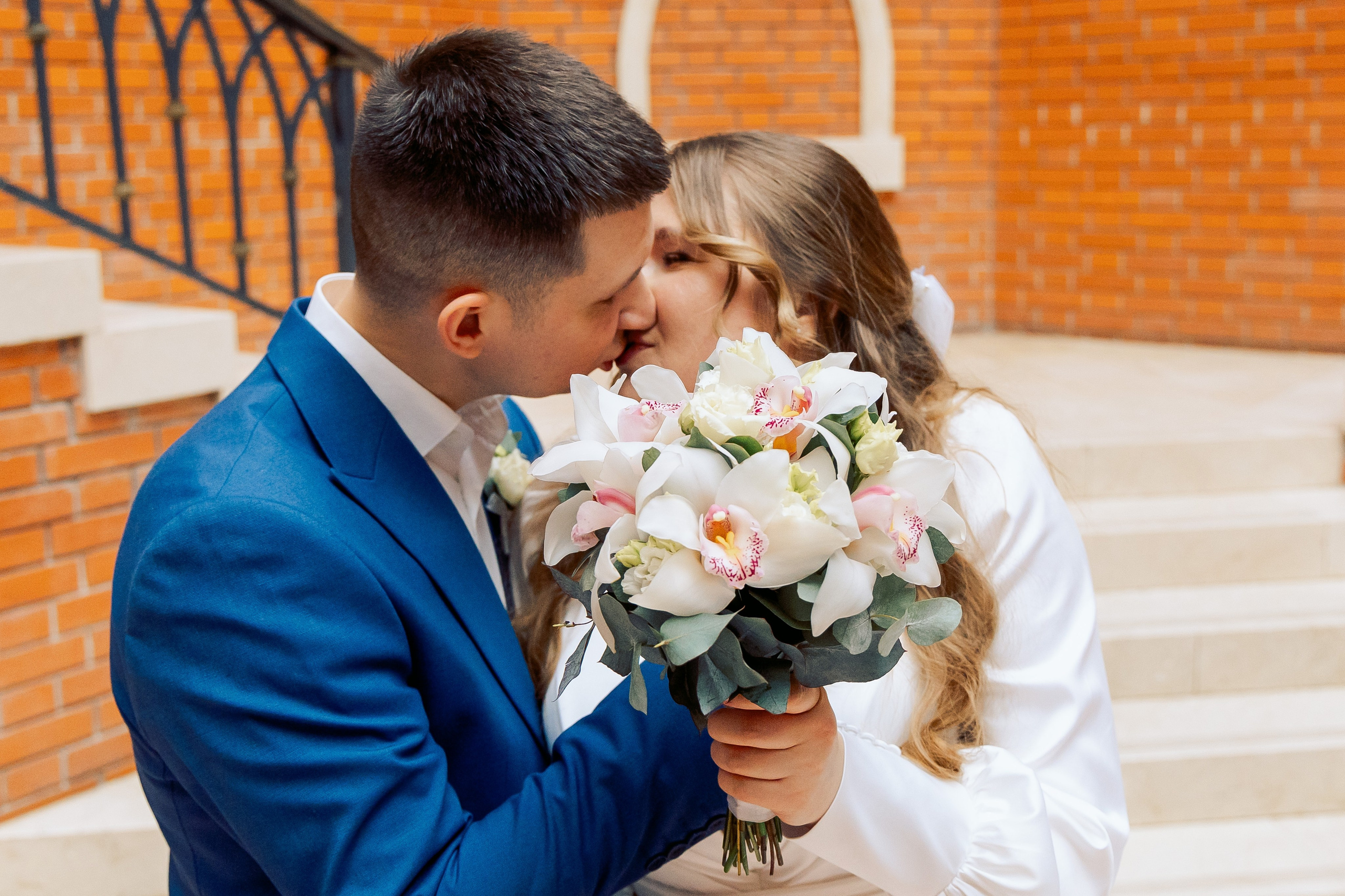 поцелуй молодоженов