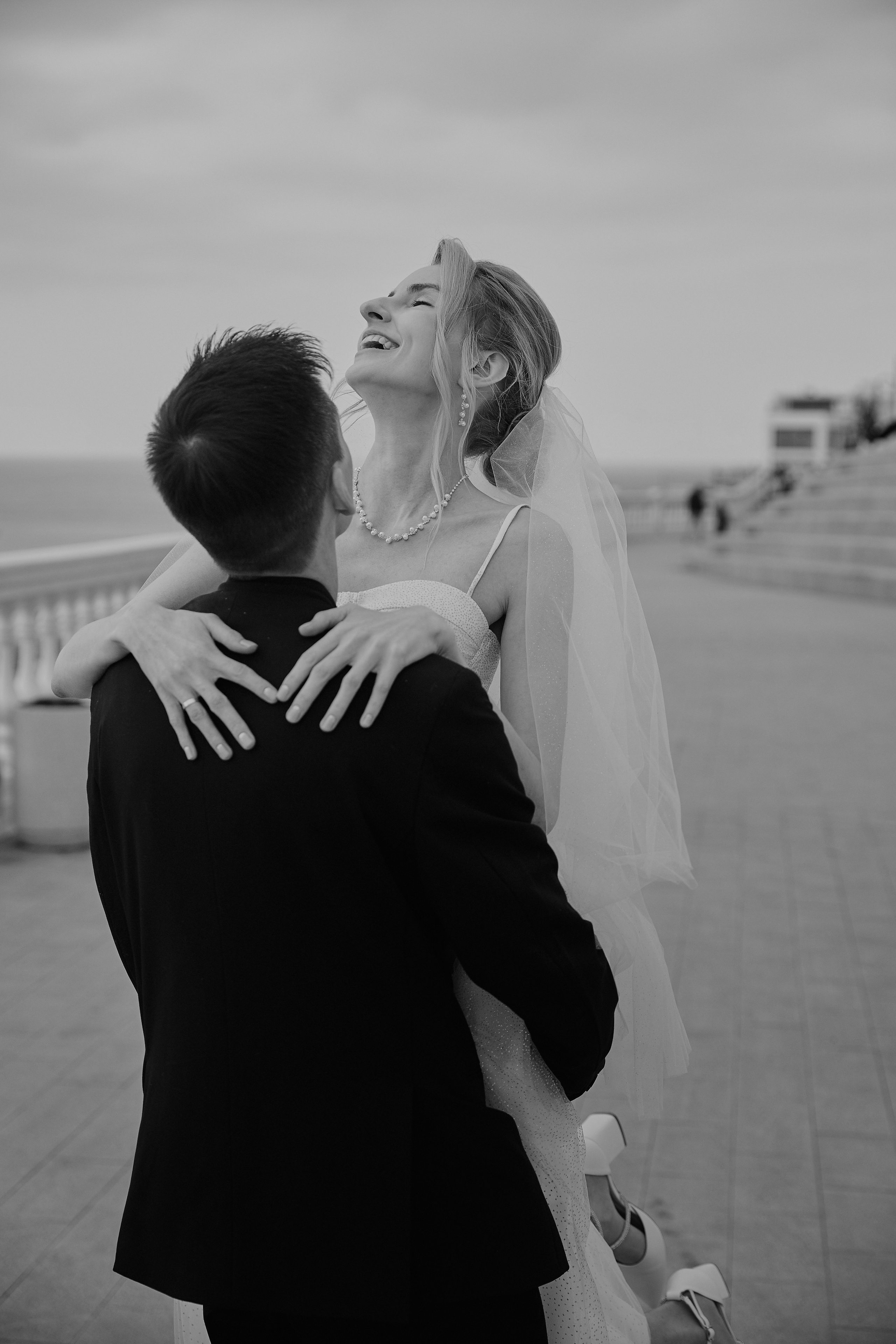 Свадебная фотосессия на белой набережной города Анапа