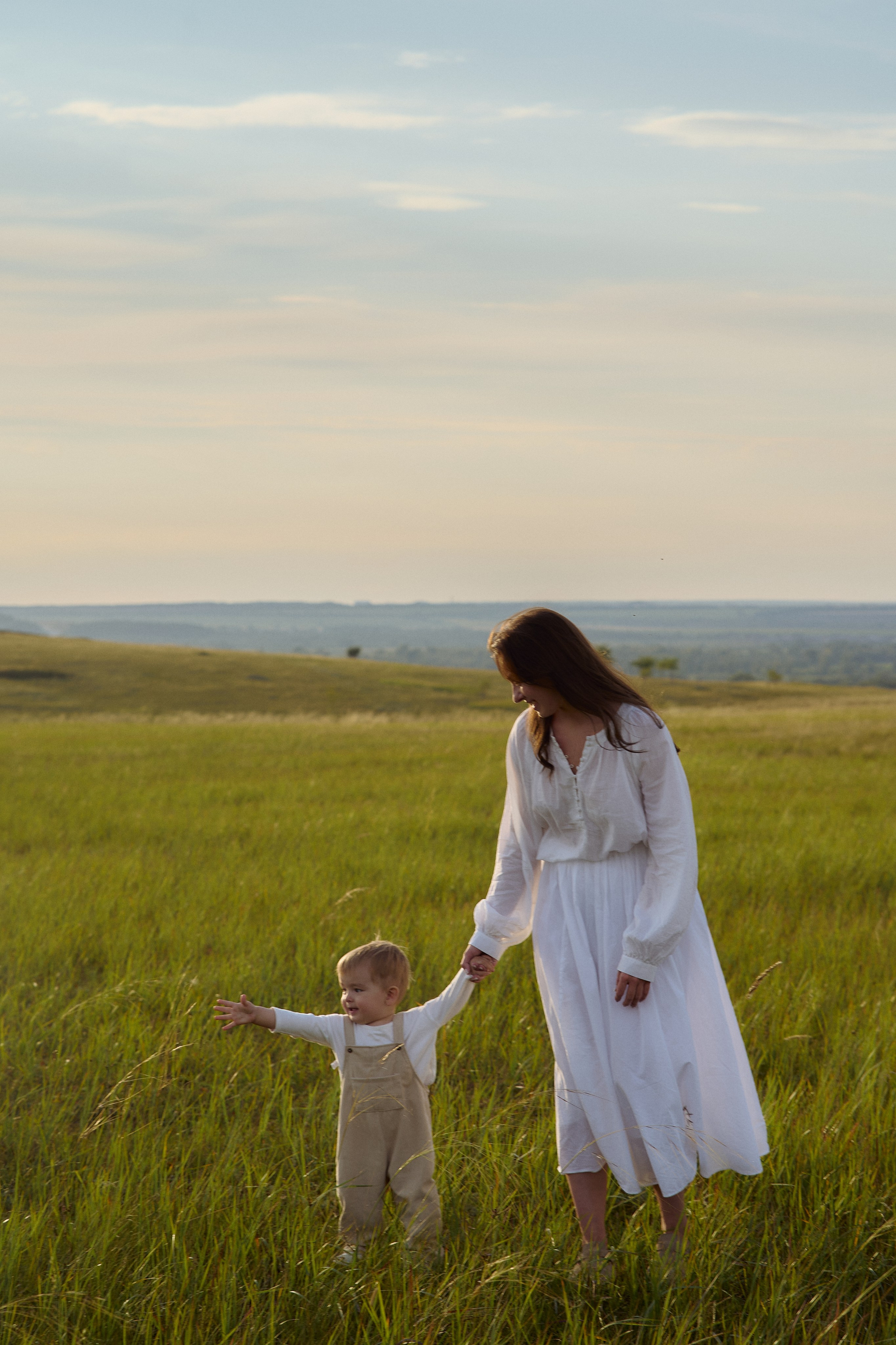 Шамиль, Аня и Марс в поле с барашками. Семейный и свадебный lifestyle-фотограф в Москве Мария Петрова
