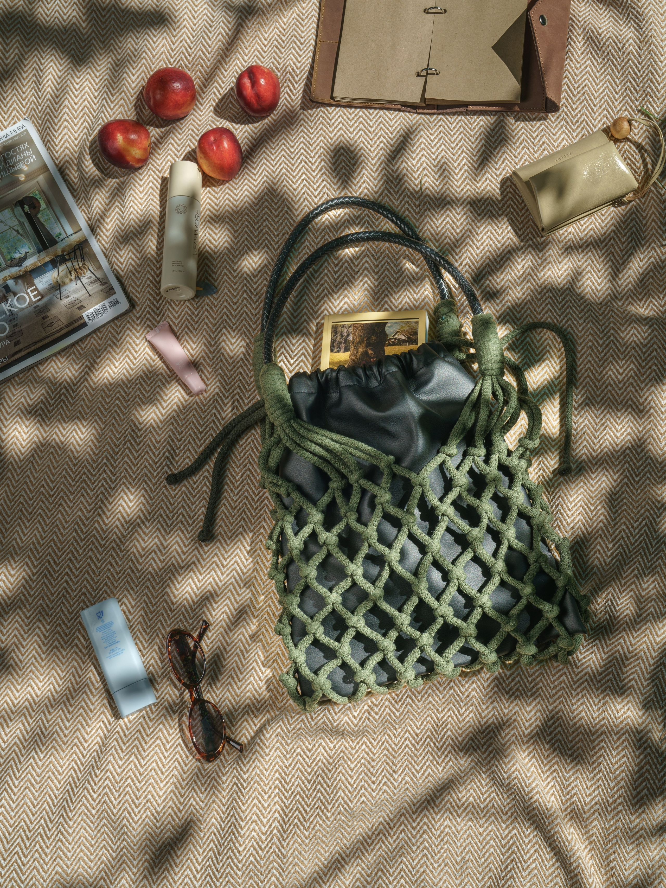 Стрит‑съёмка одежды и аксессуаров — фото и видео для брендов | KED Production. КЕД Студия-контент агентство полного цикла СПБ. Создаём фото, видео и контент, который помогает брендам и селлерам продавать больше