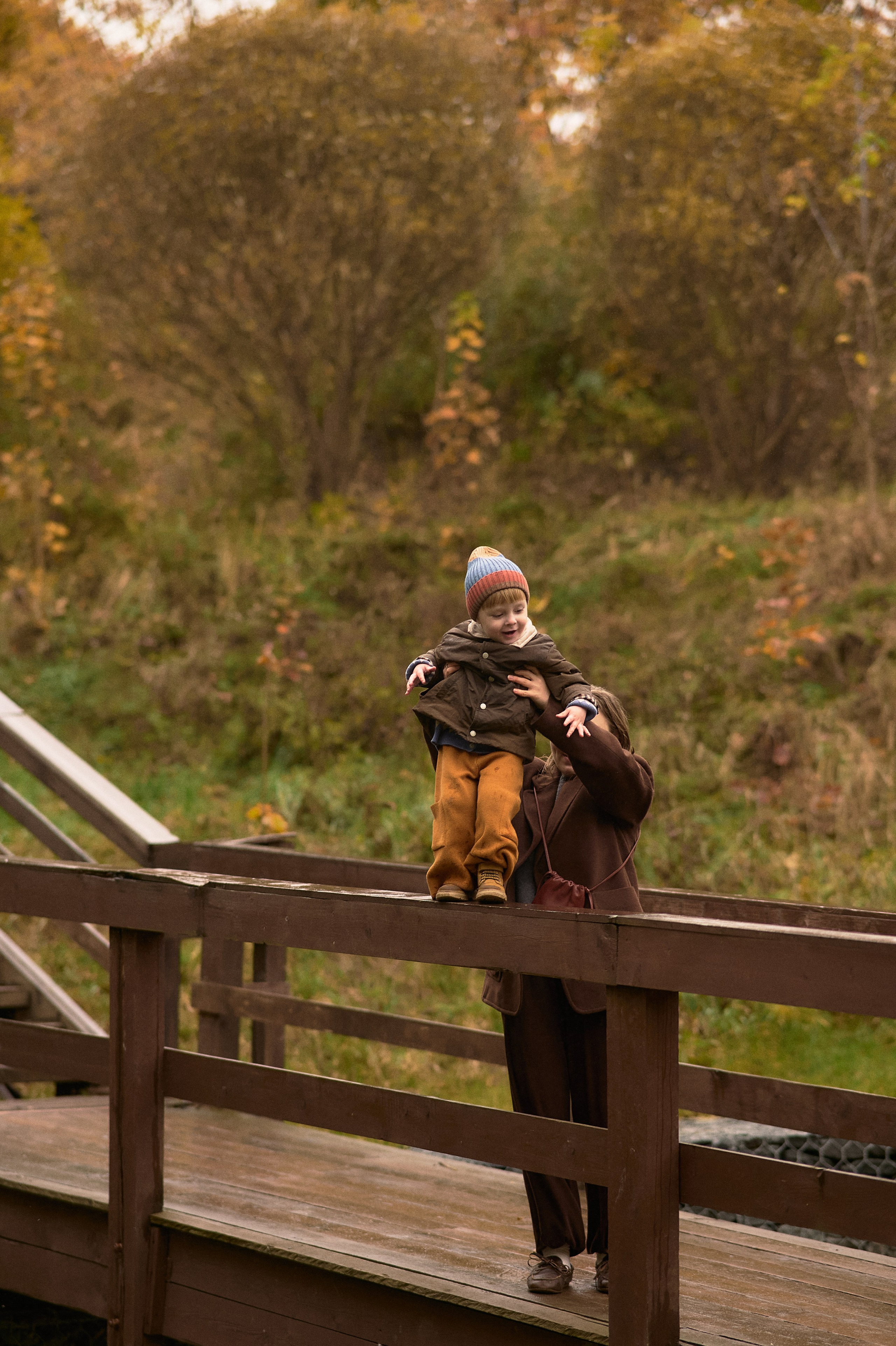 Света и Илюша под дождём. Семейный и свадебный lifestyle-фотограф в Москве Мария Петрова