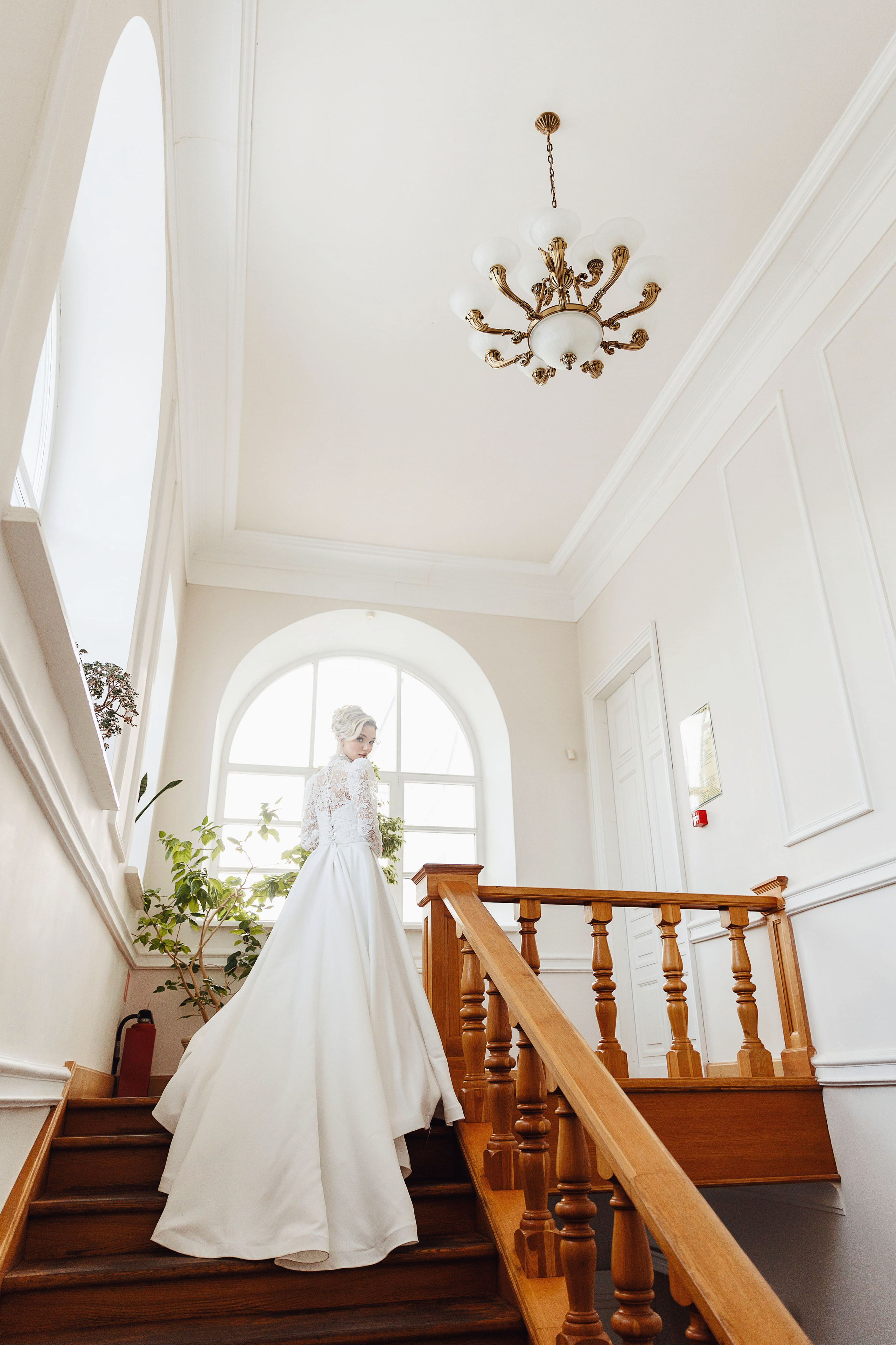 Невеста в длинной фате поднимается по лестнице в усадьбе Веневитинова
