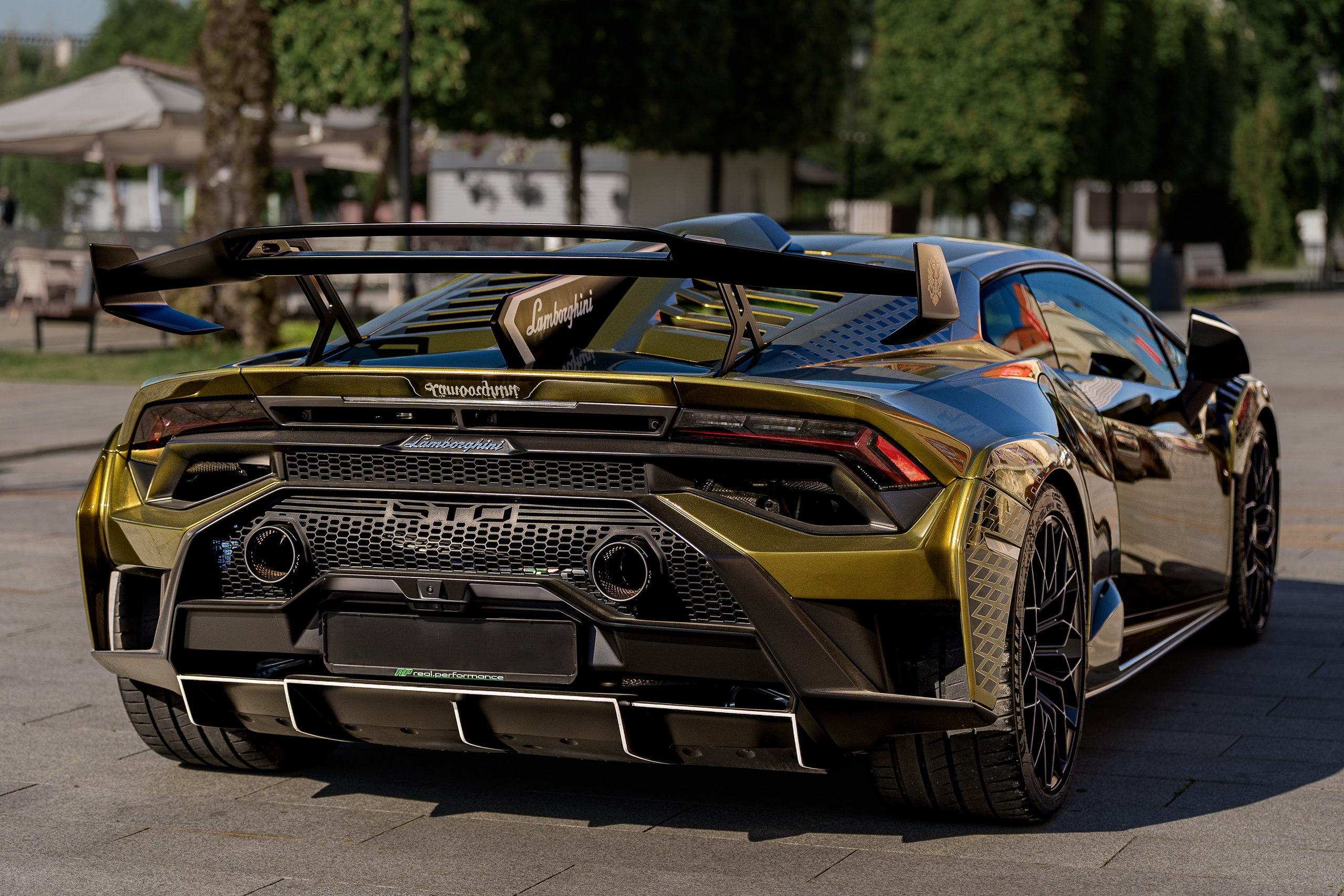 Lamborghini Huracán STO, задний ракурс с антикрылом и диффузором