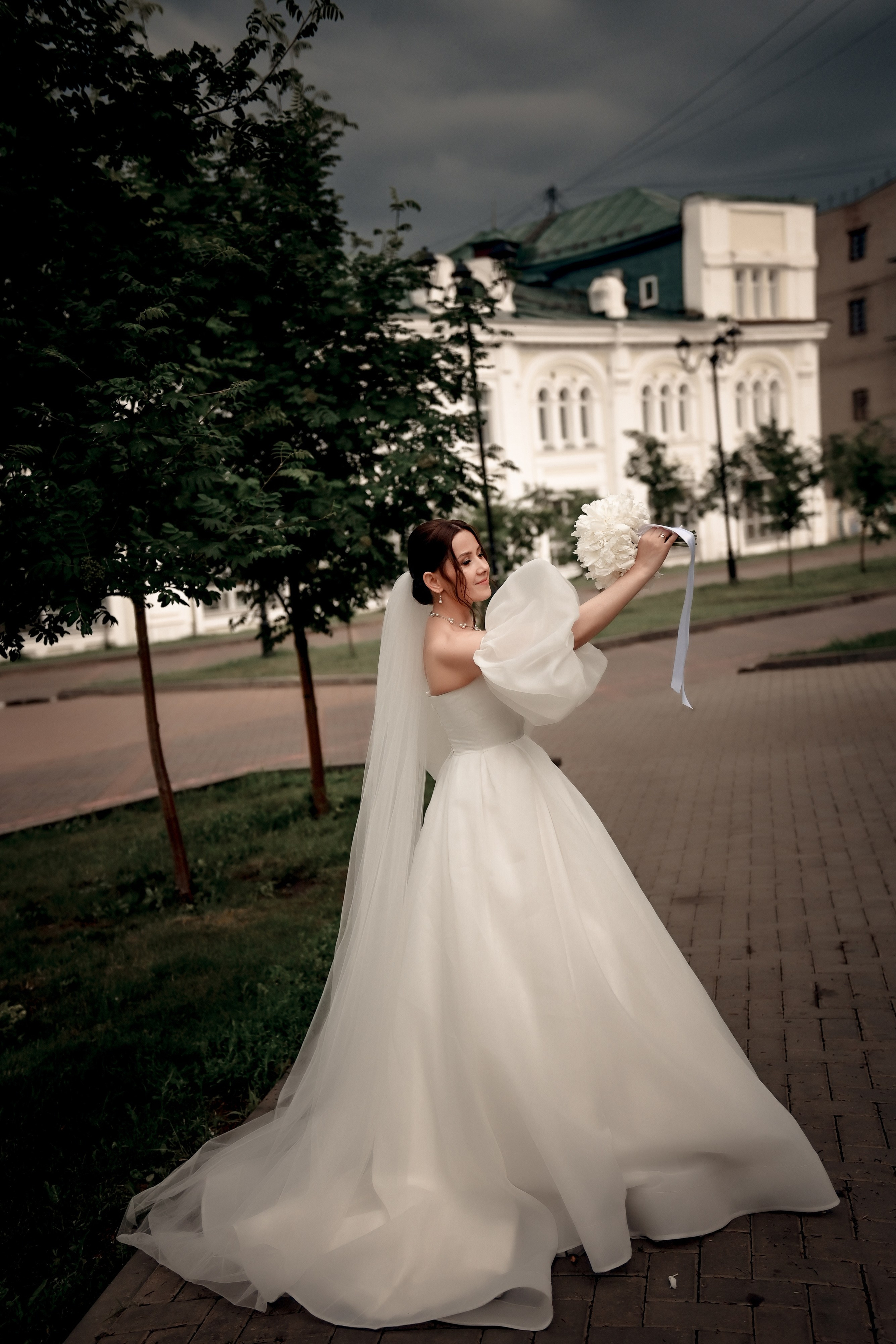 Небольшая свадебная серия в музее и прогулкой под дождем Эльмиры и Ризата. Свадебный, семейный, детский, контент фотограф в Омске Максим Ильин