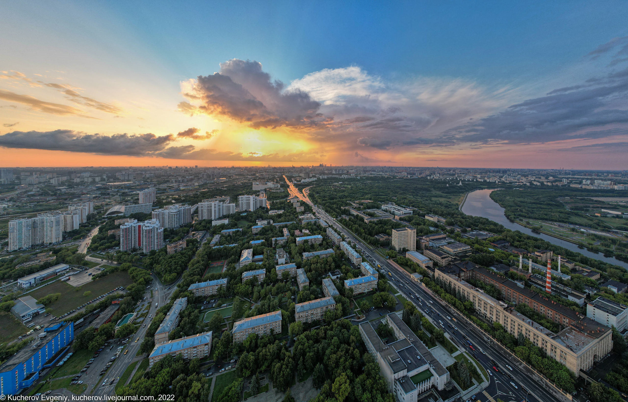 Москворечье. Закат и дождь. Кучеров Евгений. Фотограф