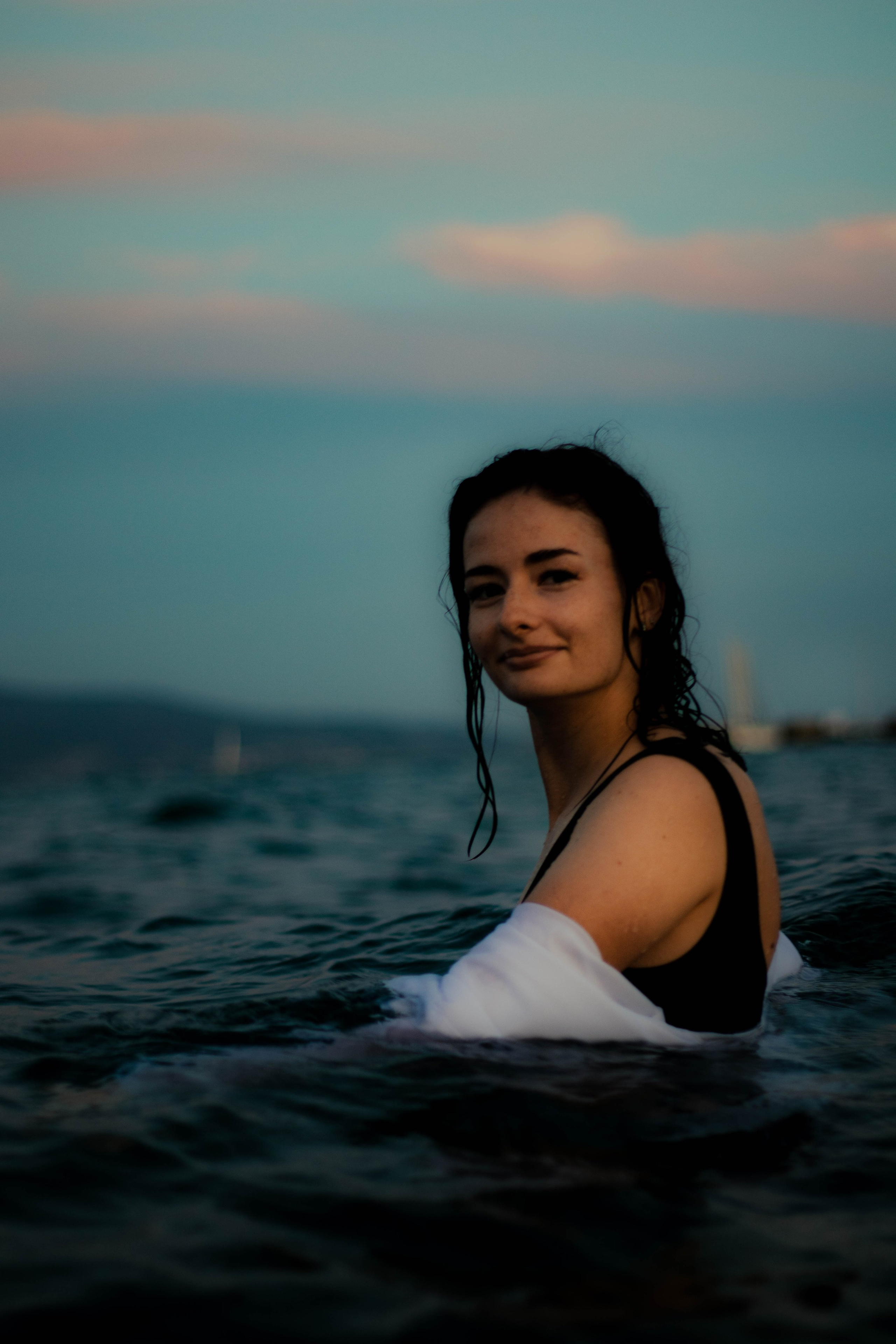 «Невесомость волн: девушка и море». Уличный фотограф Города N