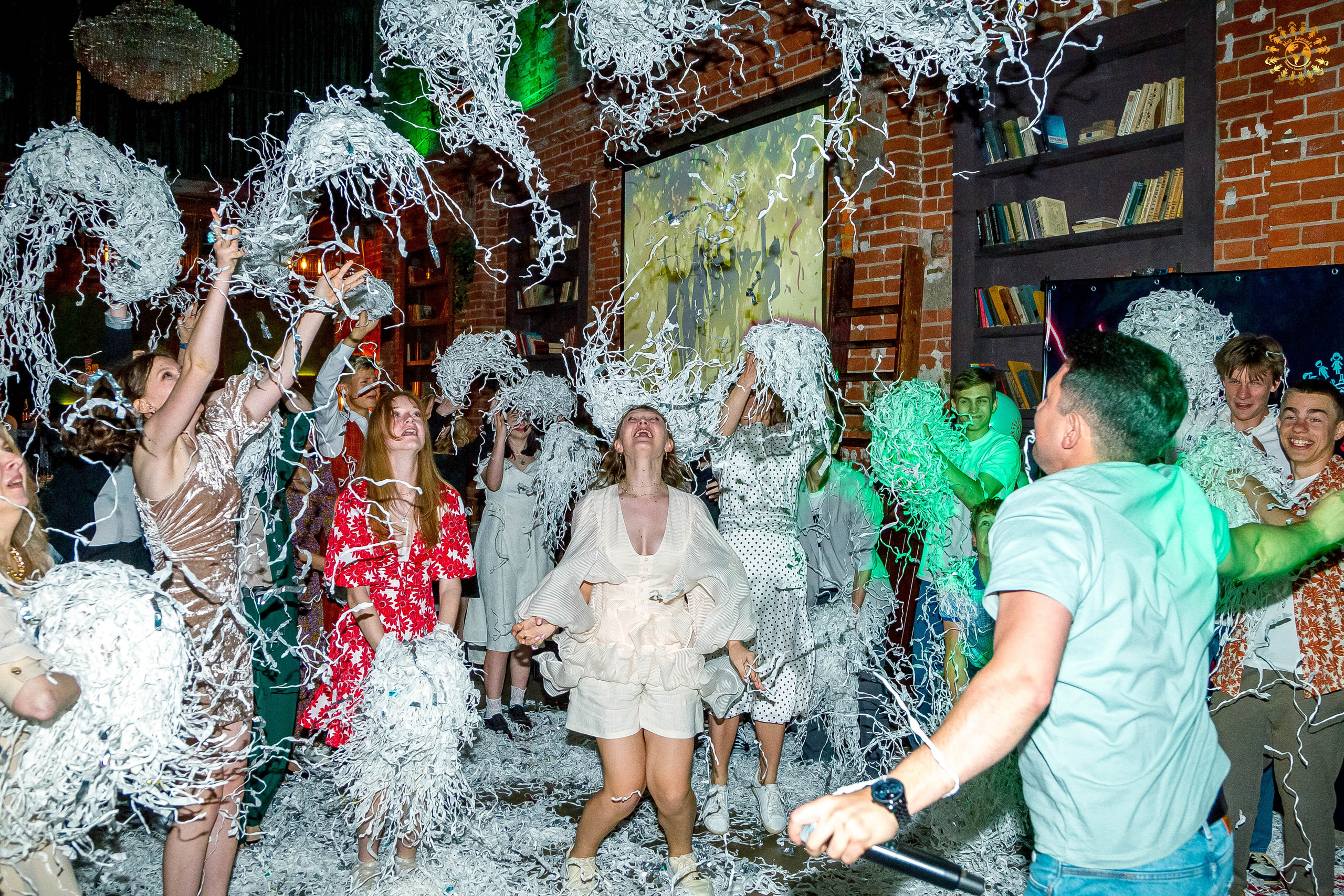 Выпускной 2023 (Школа 548; 9 Ж класс) AG Loft «Библиотека», Москва. Репортажная съемка в Москве и области. Анималистика