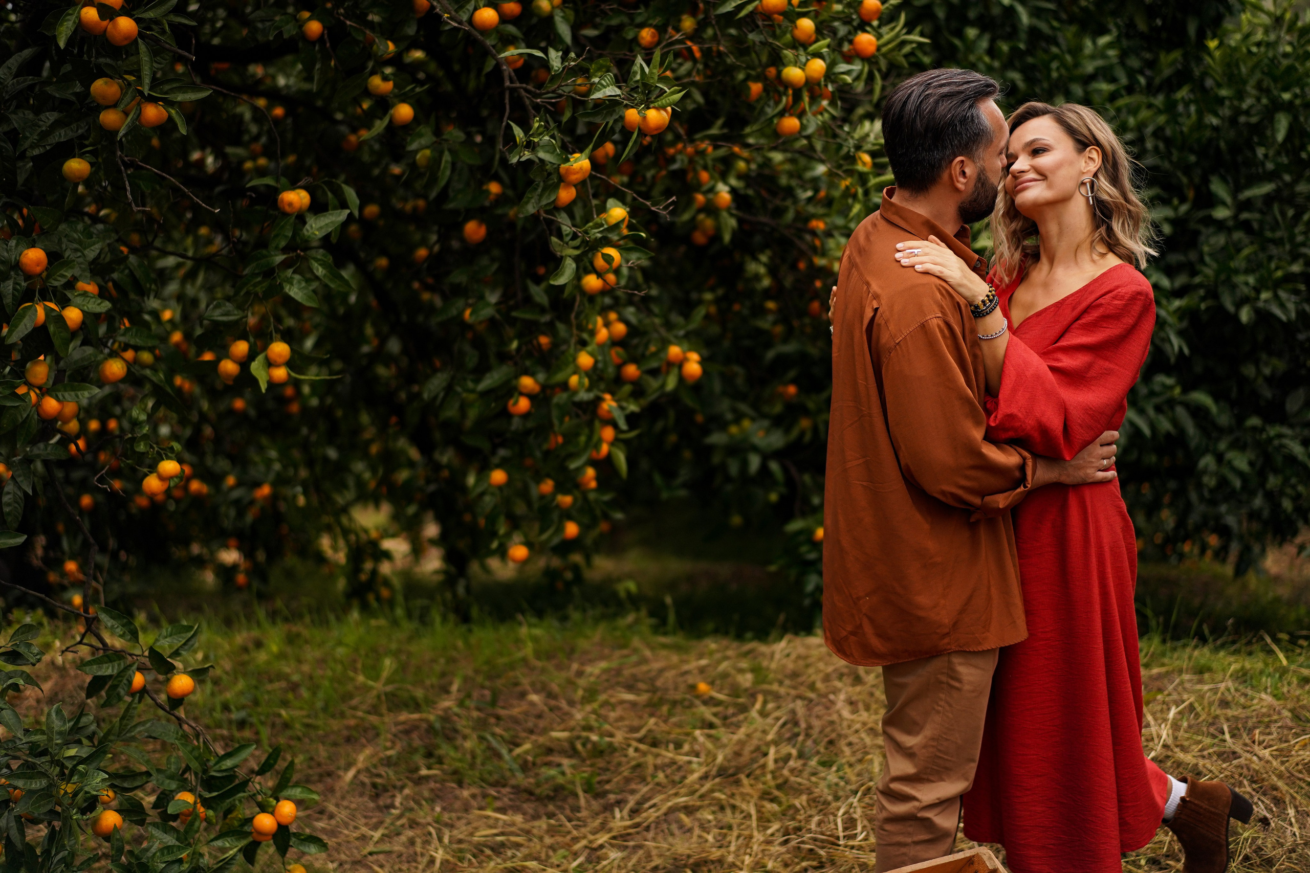 Lovestory на плантации с мандаринами в Абхазии. Фотограф Москва и Видеограф Москва