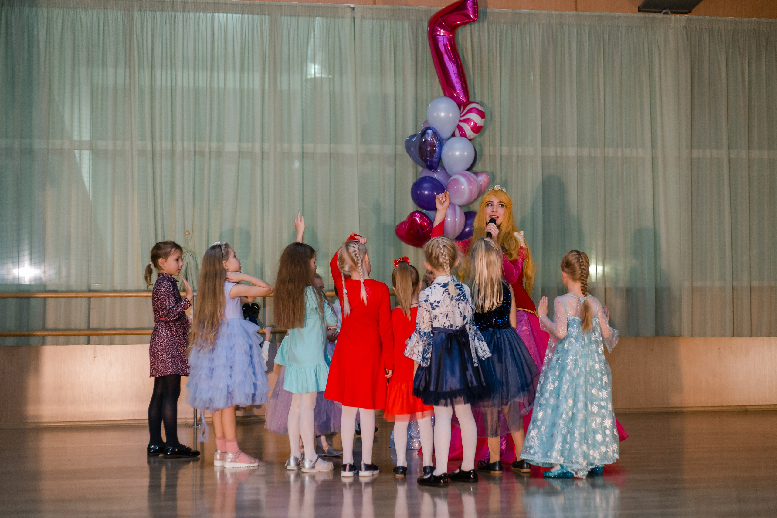 Фотосъемка детского дня рожденья. Видеосъемка и фотосъемка свадеб. Фотограф и оператор на свадьбу. Видеосъемка подкастов, собственная видео-фотостудии. Предметная фотосъемка