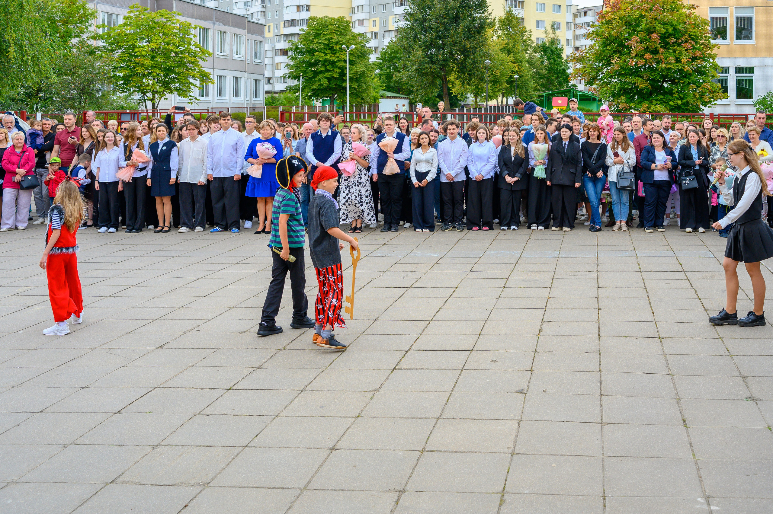 Вот звучит первый звонок, перед этим долгое приготовление к новому этапу в жизни, Яромир идет в школу. Фотоуслуги, услуги фотографа, фотографирование важных событий