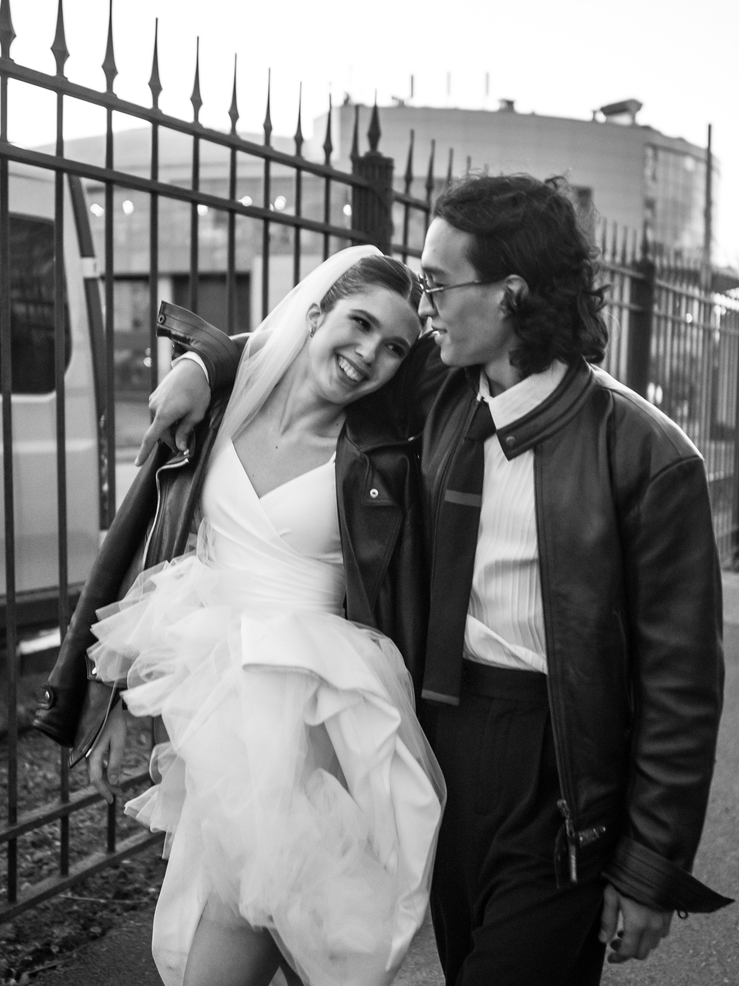 Свадебный фотограф Санкт-Петербург —Петергоф, Новая Голландия, Пушкин, Набережная Фонтанки, Английская набережная, Загс на фурштадскойВечерняя свадьба в СПб: салют и первая танец молодоженов, профессиональный свет