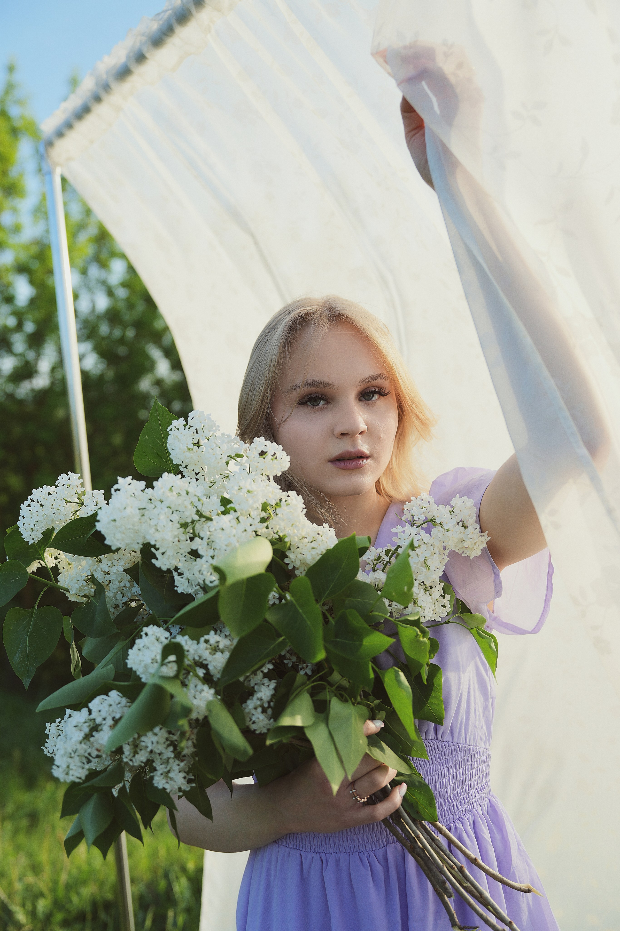 Съемка Кати в контровом свете с белой сиренью. Фотограф Светлана Боровикова в Домодедове