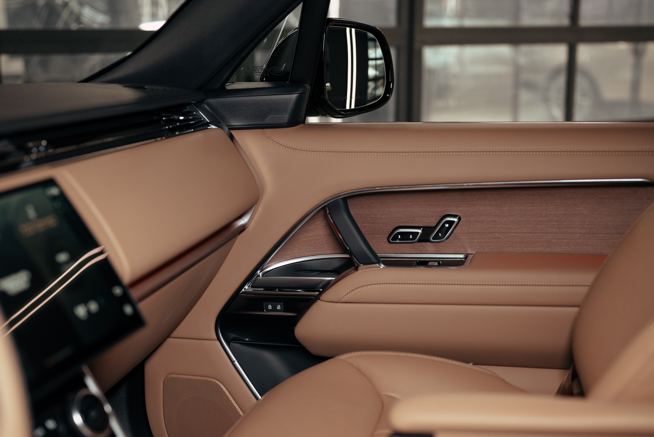 Range Rover gold on sand. DeLorein