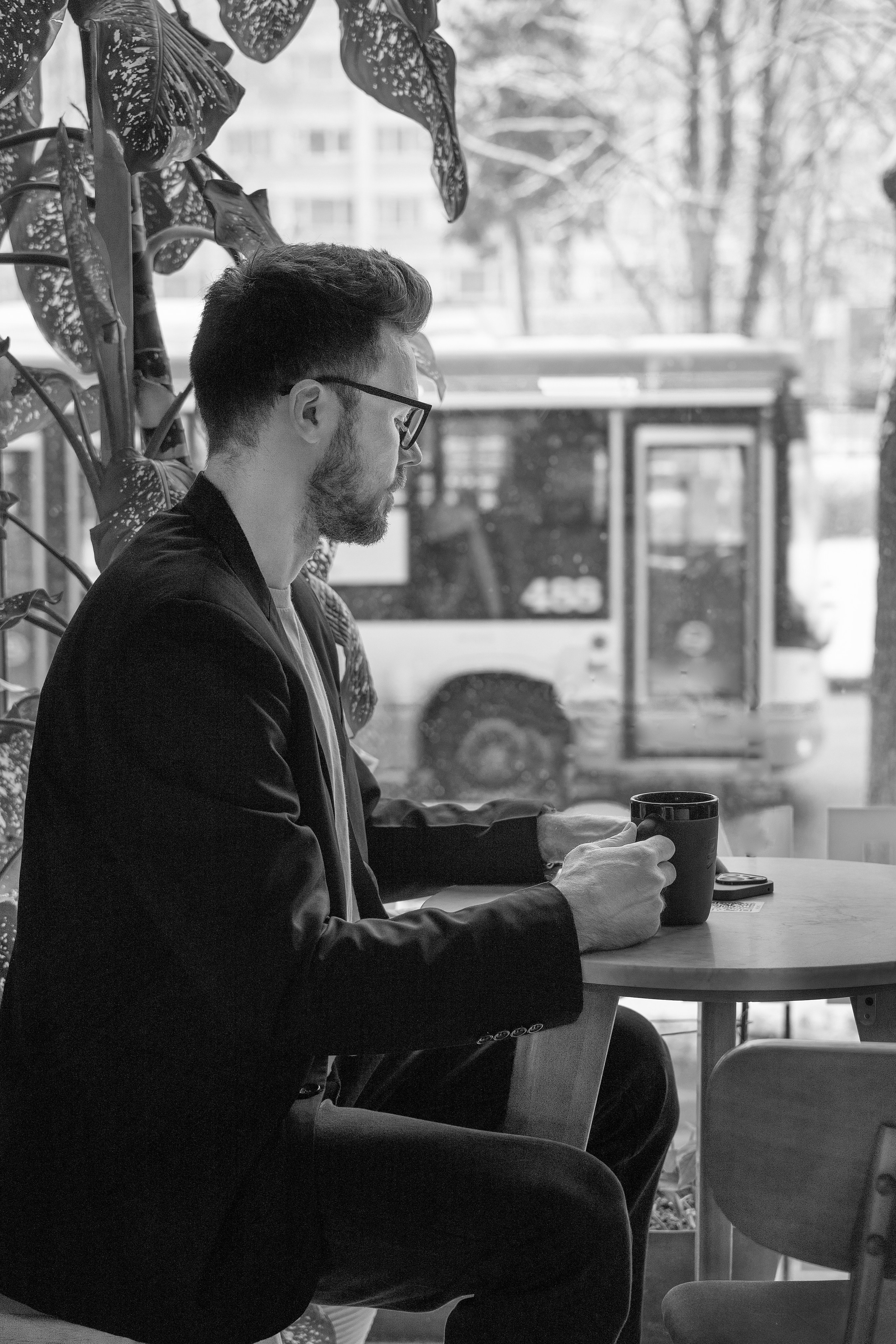 Красавчик в кафе. Главная