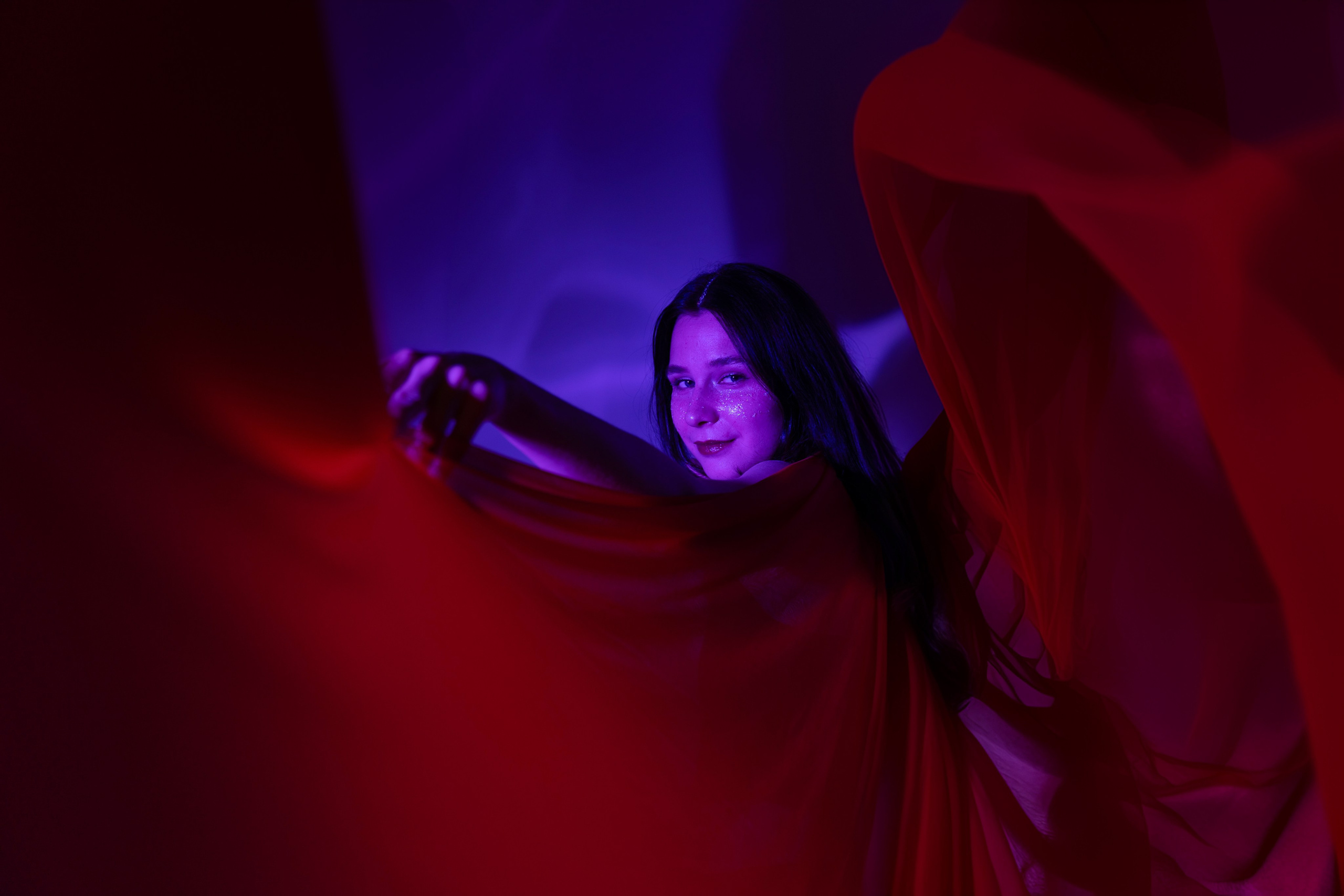 Портретное арт фото девушки с цветным светом в стиле киберпанк в фотостудии Молоко