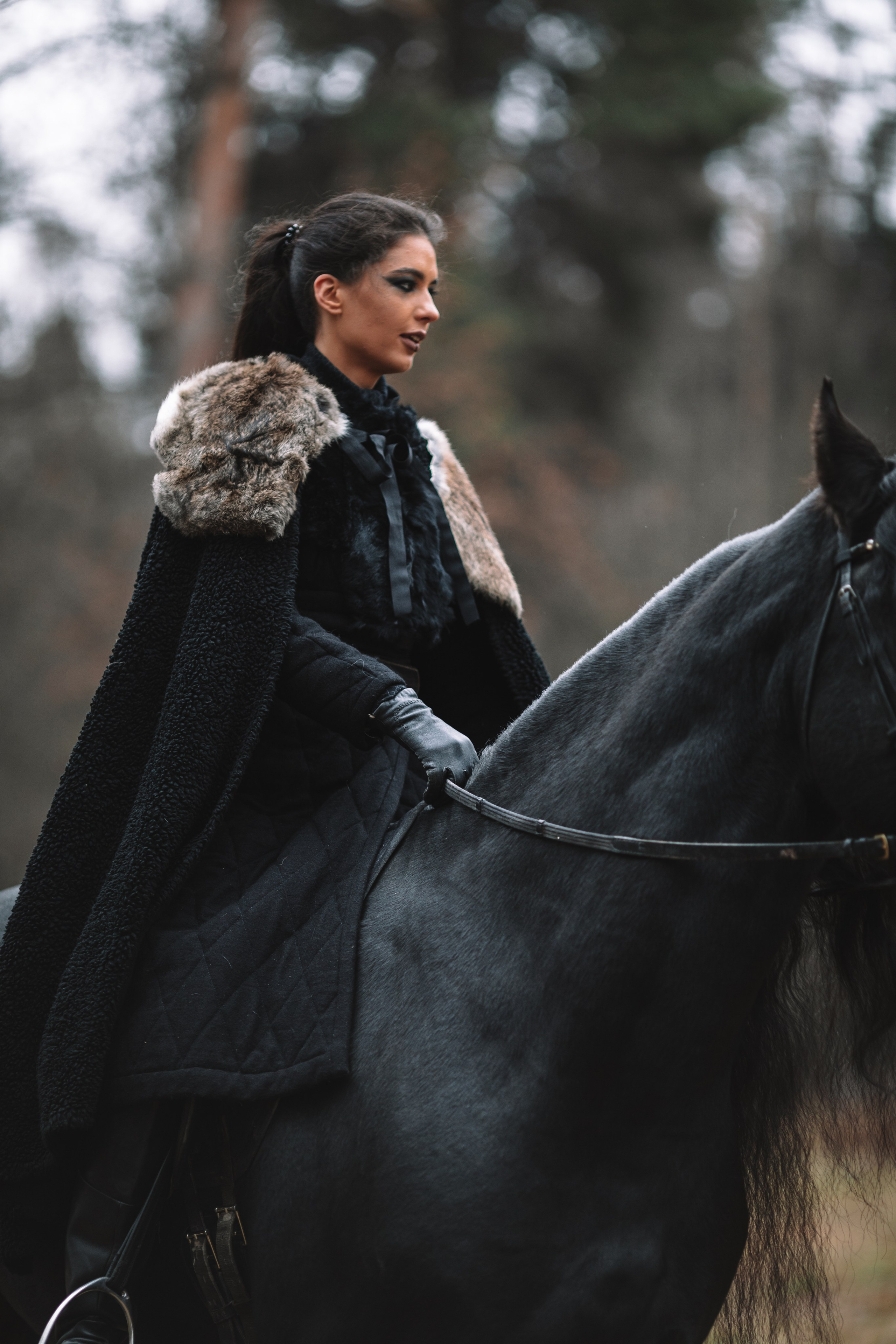 Наташа с фризом в костюме викинга. Фотосессии с лошадьми