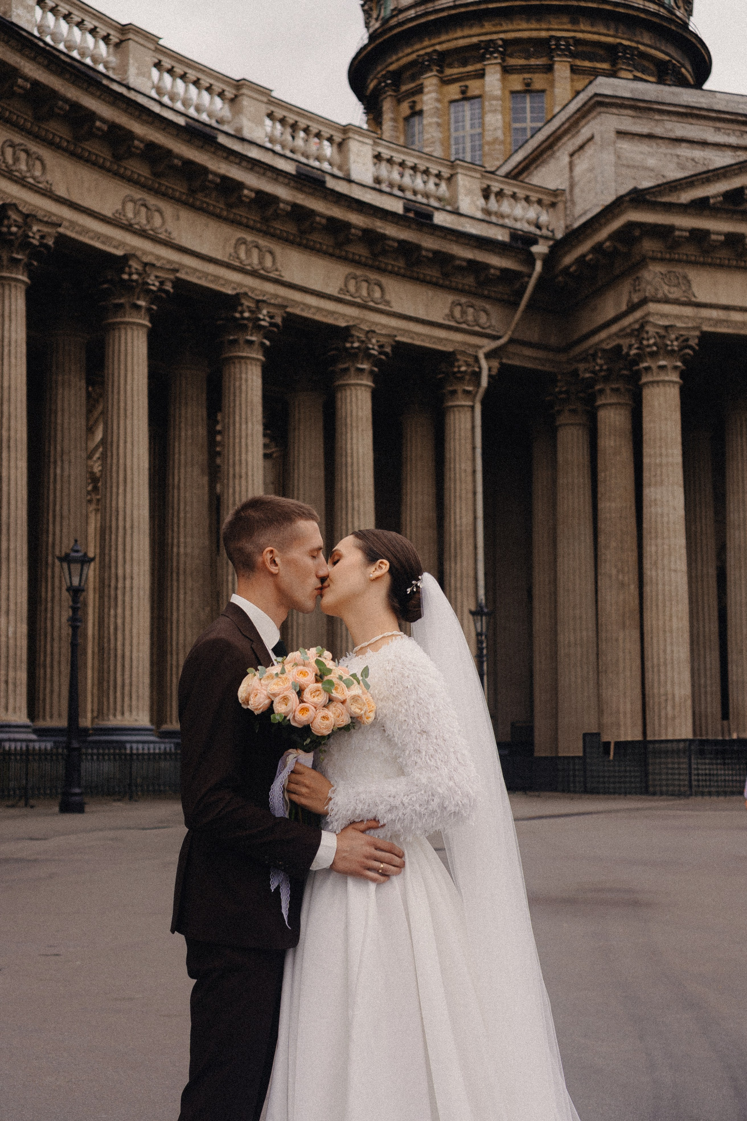 СВАДЕБНАЯ ПРОГУЛКА В САНТК-ПЕТЕРБУРГЕ (ИСАКИЕВСКИЙ СОБОР, ЗИМНЯЯ КАНАВКА, ЭРМИТАЖ И БОЛЬШАЯ МОРСКАЯ УЛИЦА). Профессиональный фотограф, Санкт-Петербург — Виктория Богомолова