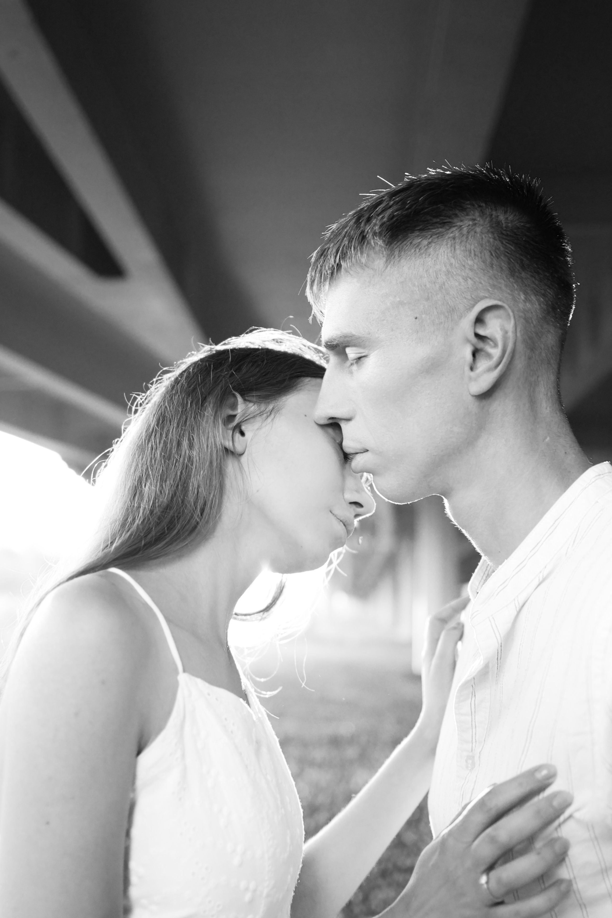 влюбленные, парочка, обнимаются под автострадой, виадук, мост, красивый свет, черно-белая фотография. Фотосессия в Питере и во Владивостоке.