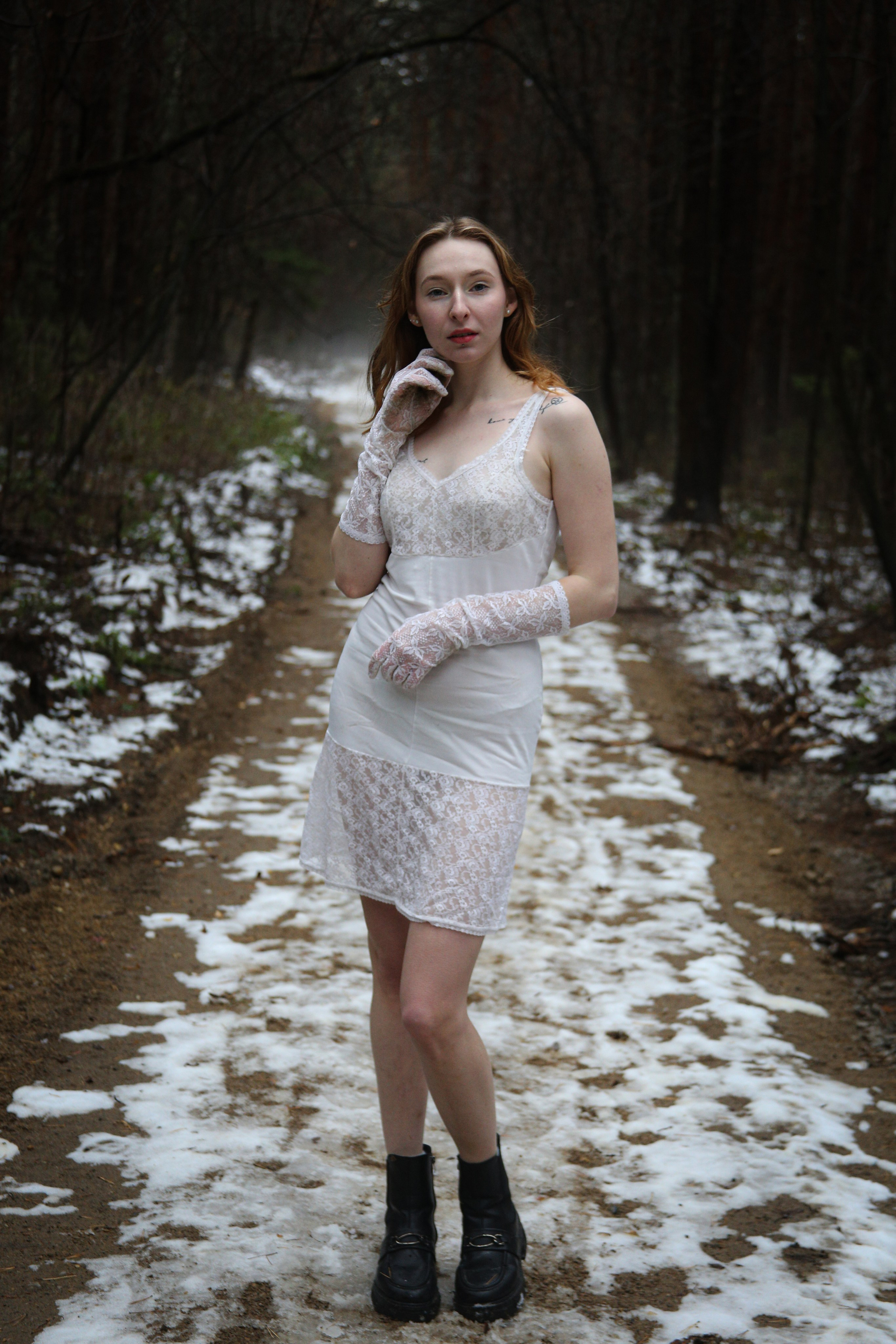 Полина на снегу босиком. Фотограф Пермь. Фотосессия в фотостудии Перми и на свежем воздухе