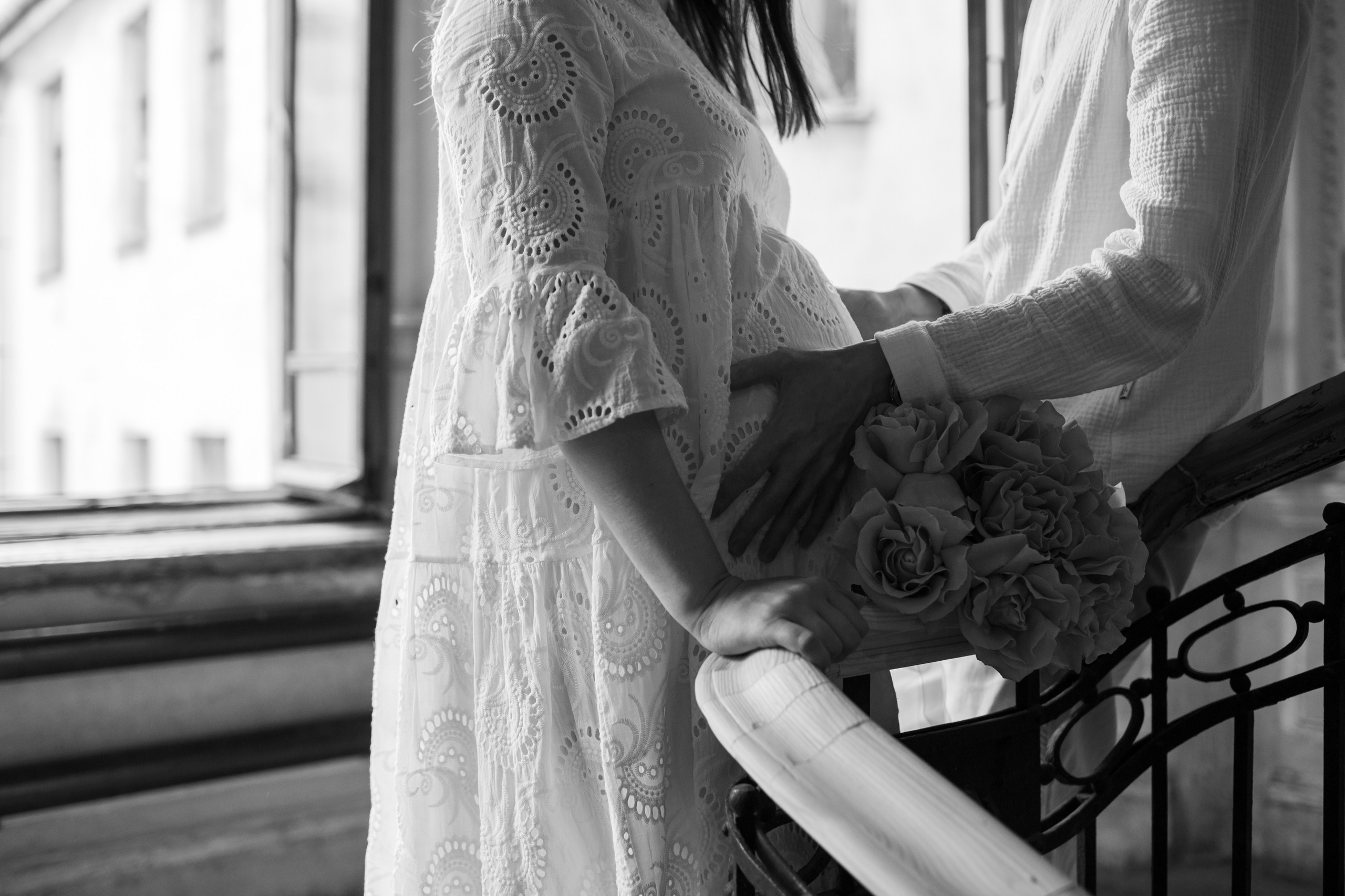 Молодая пара держит руки на животе будущей мамы.