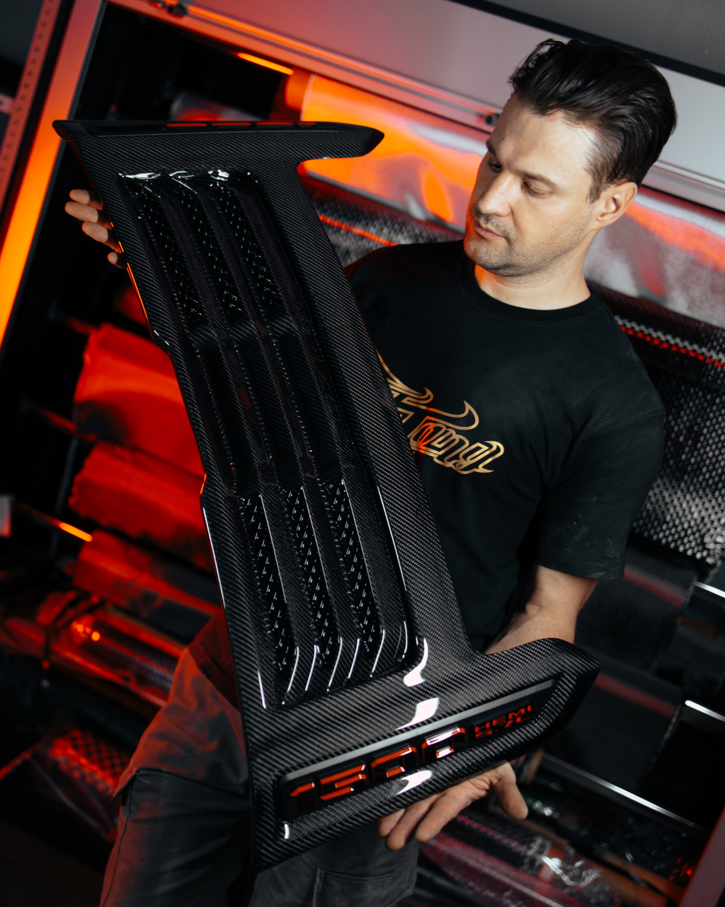 Ram 1500 ламинация карбоном, окрас шильдов, проушин, установка света в решетку. DeLorein