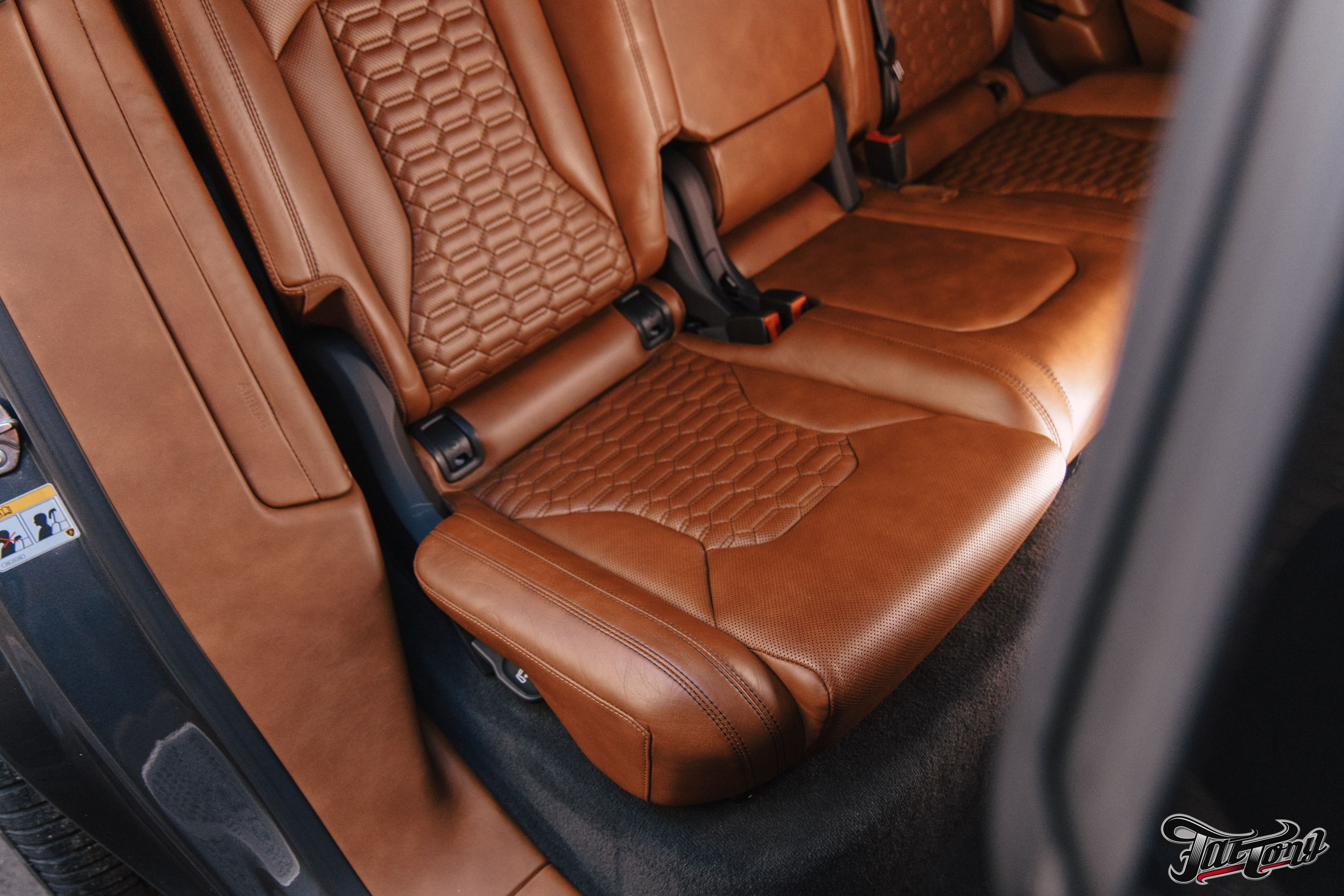 Lamborghini Urus перешив поврежденных элементов салона, окрас капота и деталей. DeLorein