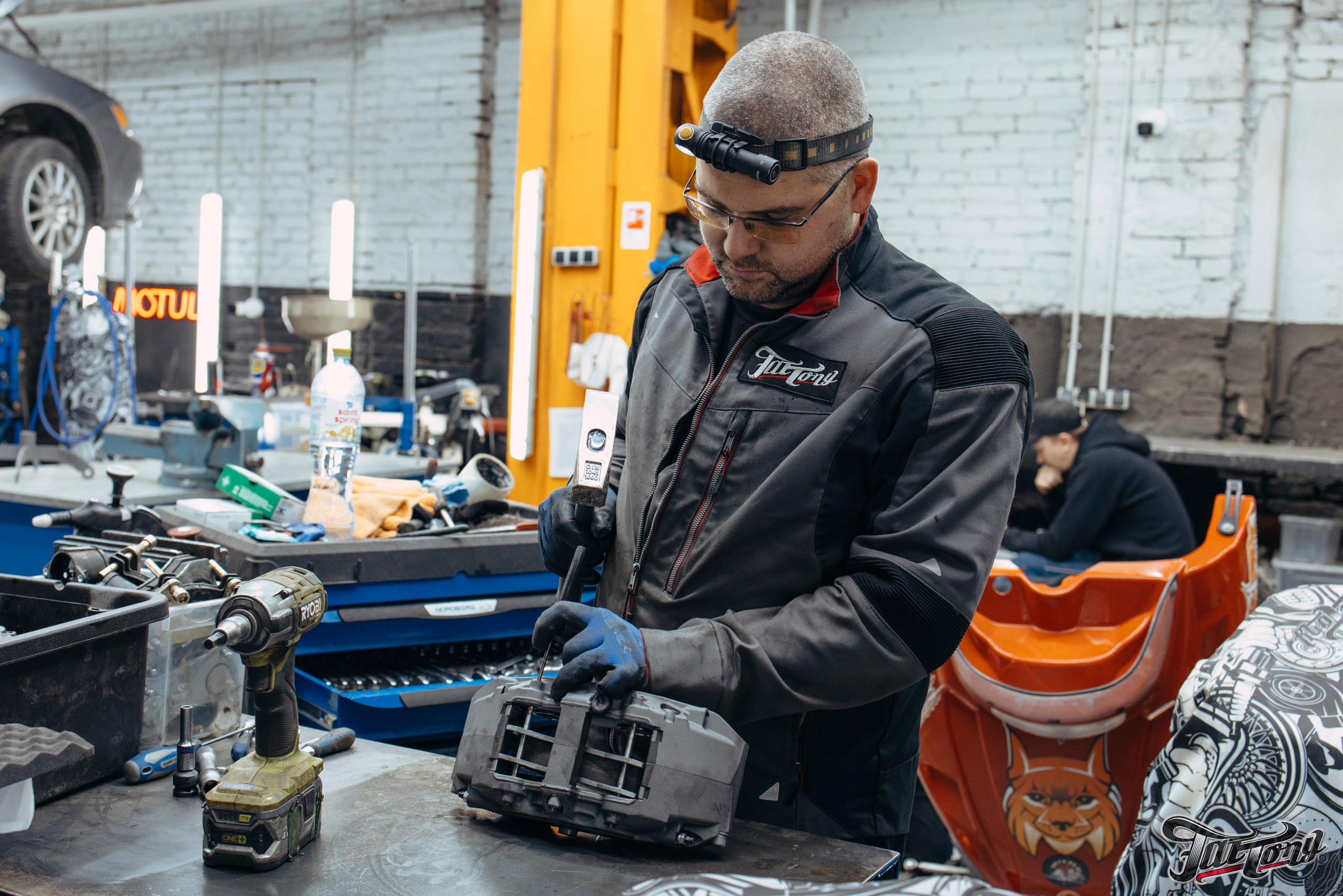 Суппорта Wilwood окрас в красный с нанесением логотипа. DeLorein