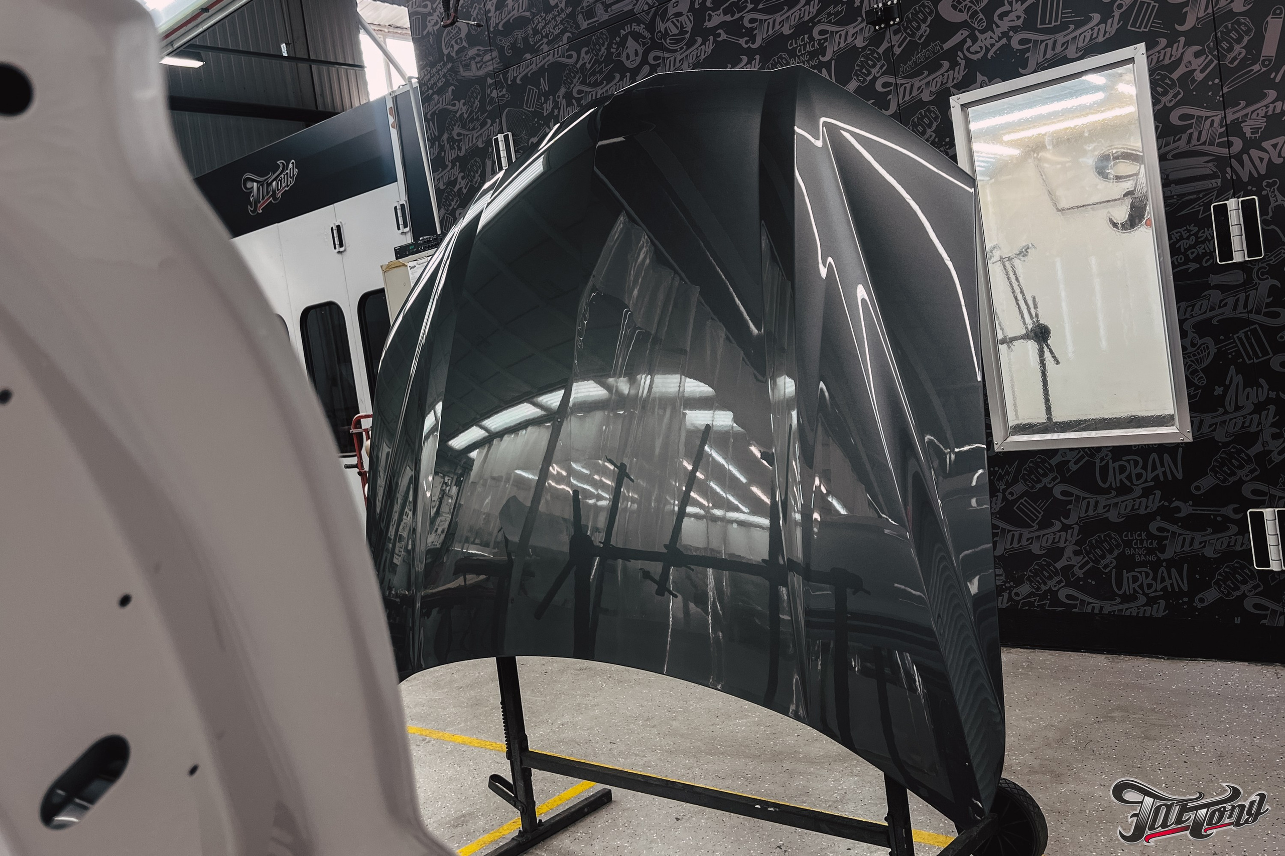 Lamborghini Urus перешив поврежденных элементов салона, окрас капота и деталей. DeLorein