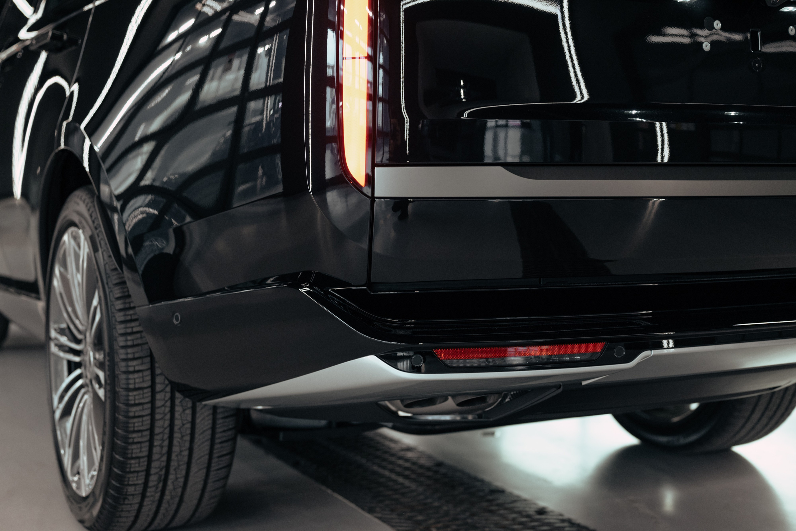 Range Rover black on red. DeLorein