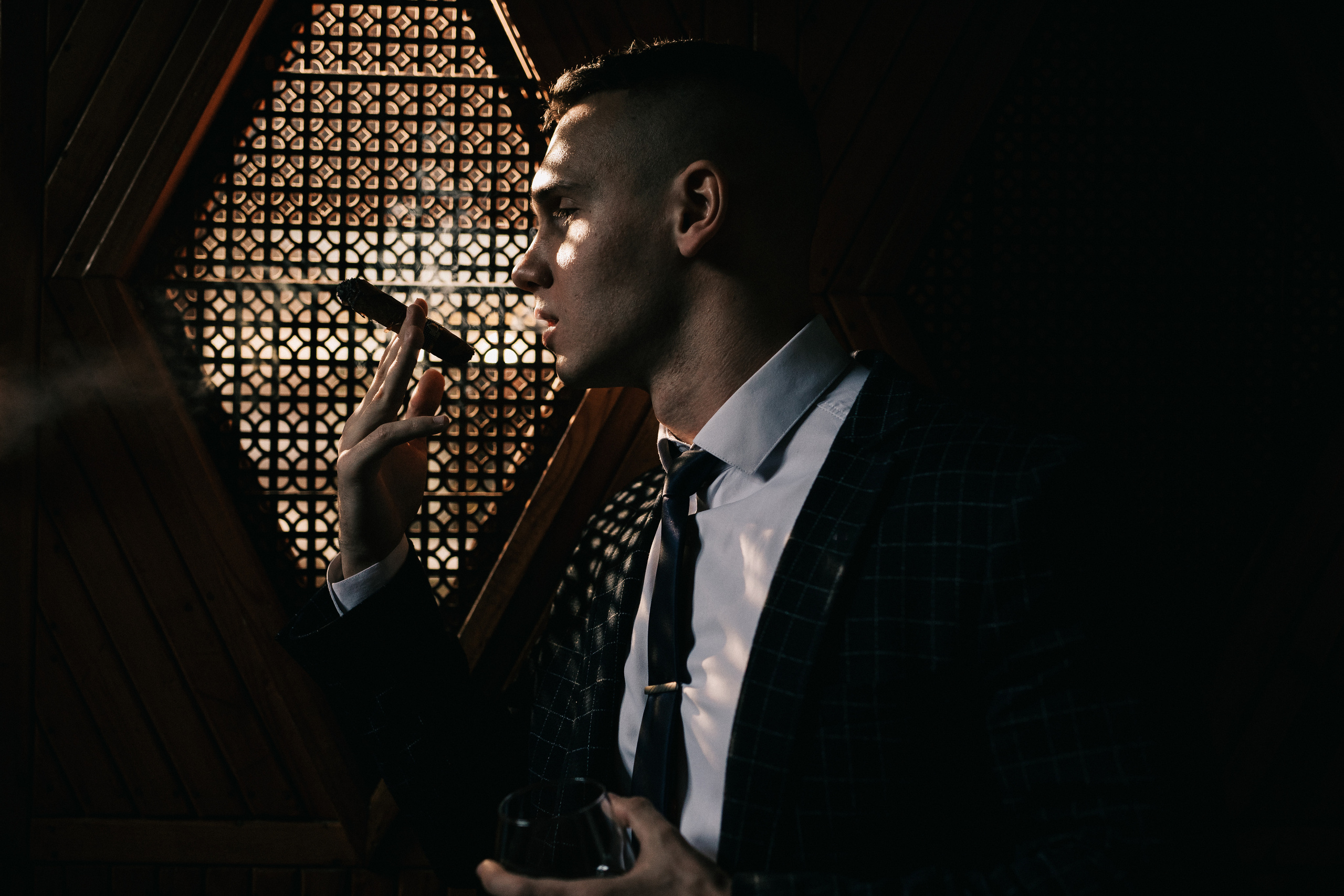 Утро жениха Артема. Свадебный фотограф Виктория Чуйко Магнитогорск. Визуал для бизнеса