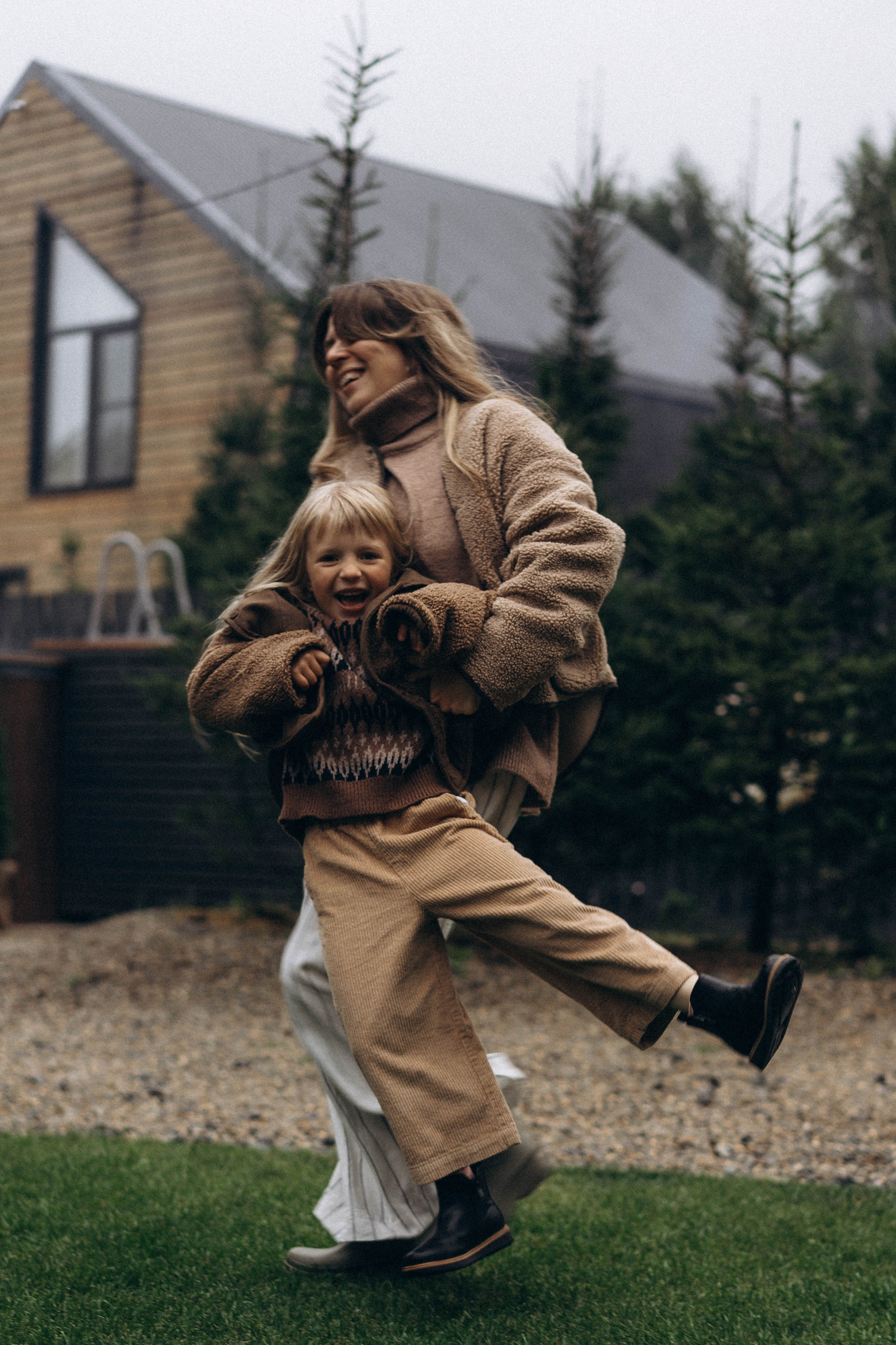 Фотосессия у дома во дворе мама и дочка. Фотограф Екатеринбург Кокшарова Александра